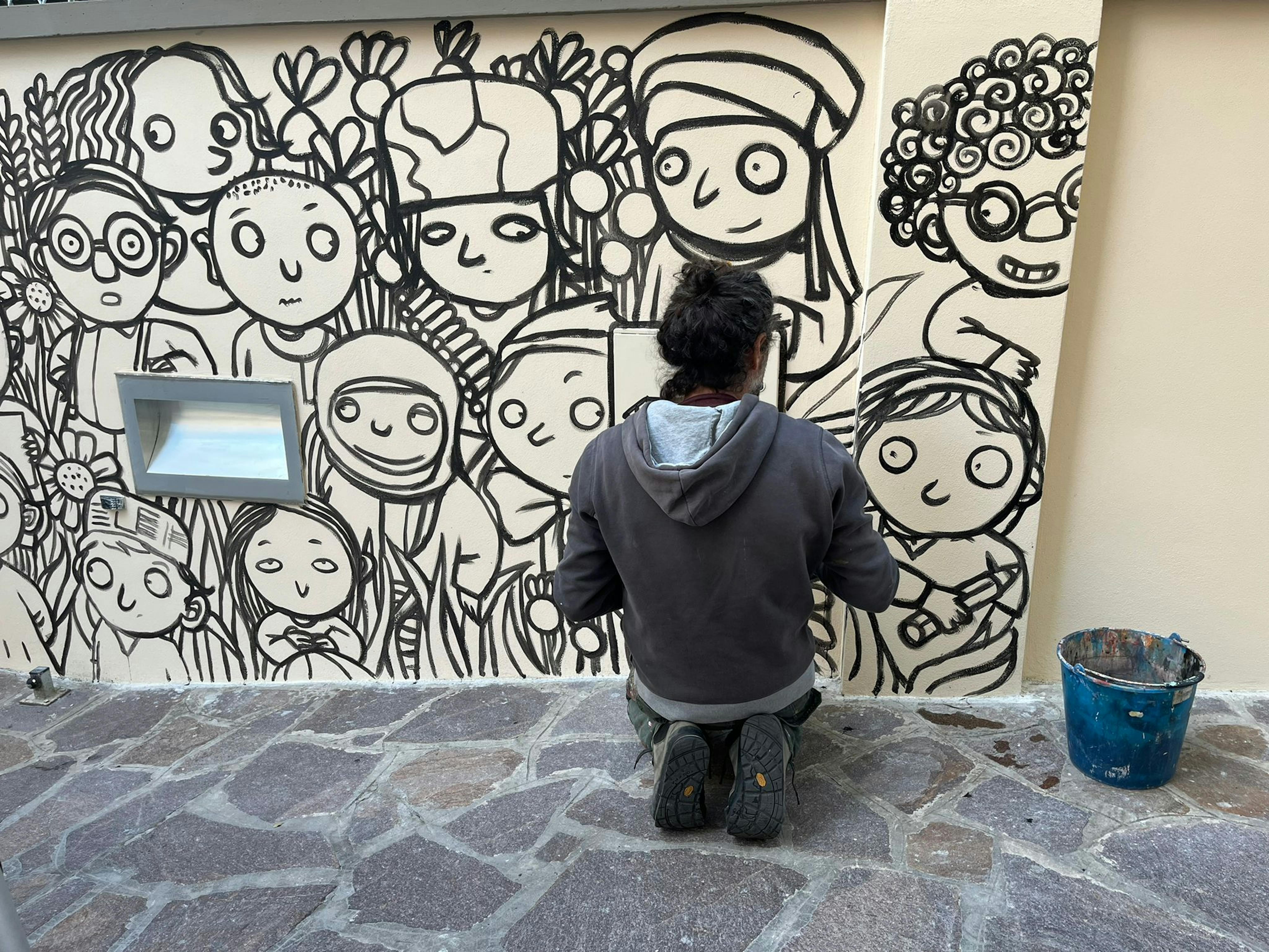 Lorenzo Terranera all'opera, mentre realizza il murales presso la sede UNICEF di Roma