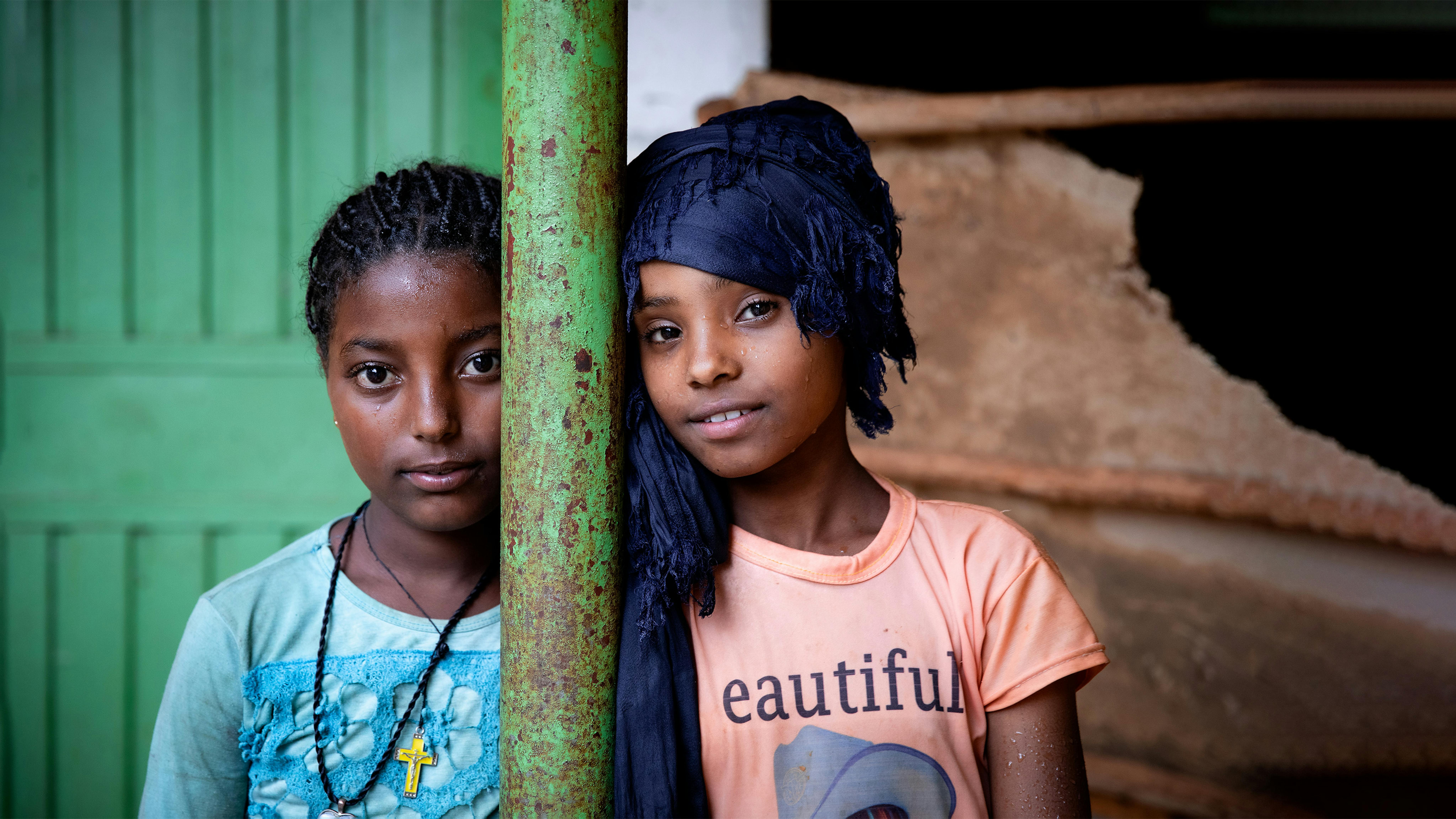 Etiopia - Fetiya (a destra) è una studentessa di talento e la maggiore di tre fratelli. Eppure, nella regione di Benishangul-Gumuz, lei e la sua famiglia hanno perso tutto quando sono fuggiti dal conflitto