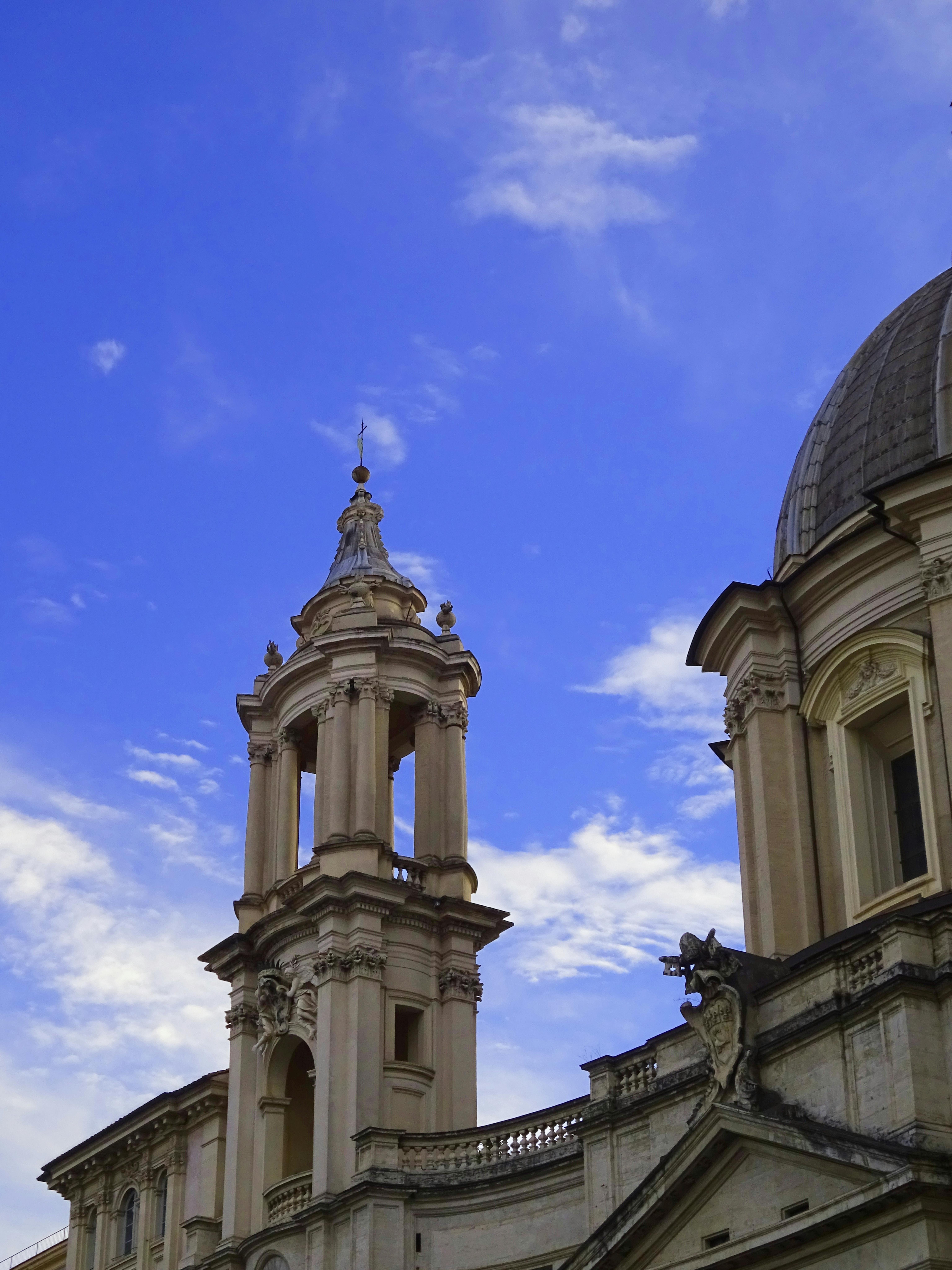 Foto scattata da Nika della cattedrale sullo sfondo di un cielo limpido: . “Per me – dice – è la speranza di ritrovare quello stesso cielo limpido quando riuscirò a tornare a casa”.