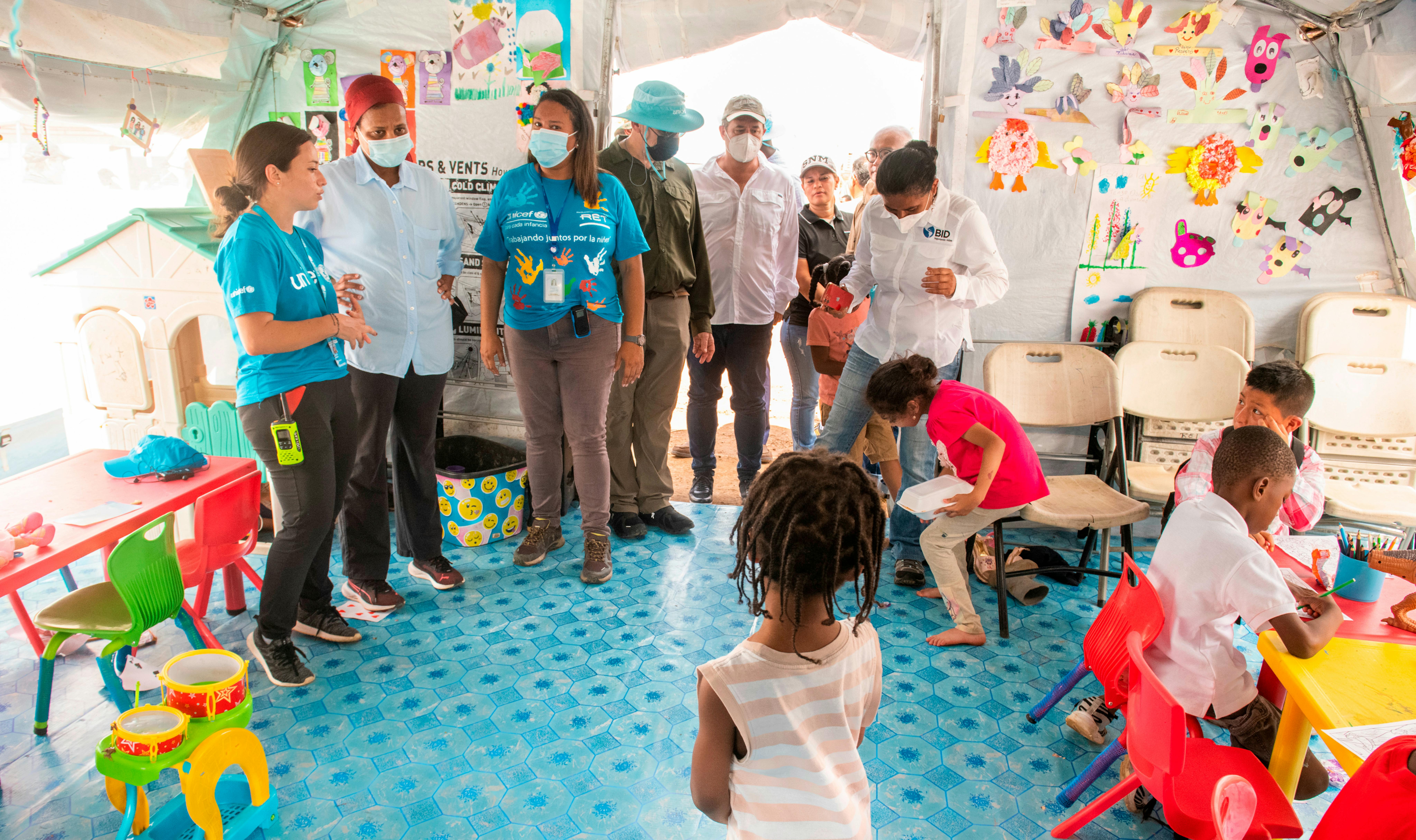 Operatori UNICEF nello spazio a misura di bambino del Centro di accoglienza per migranti di Lajas Blancas, Panama