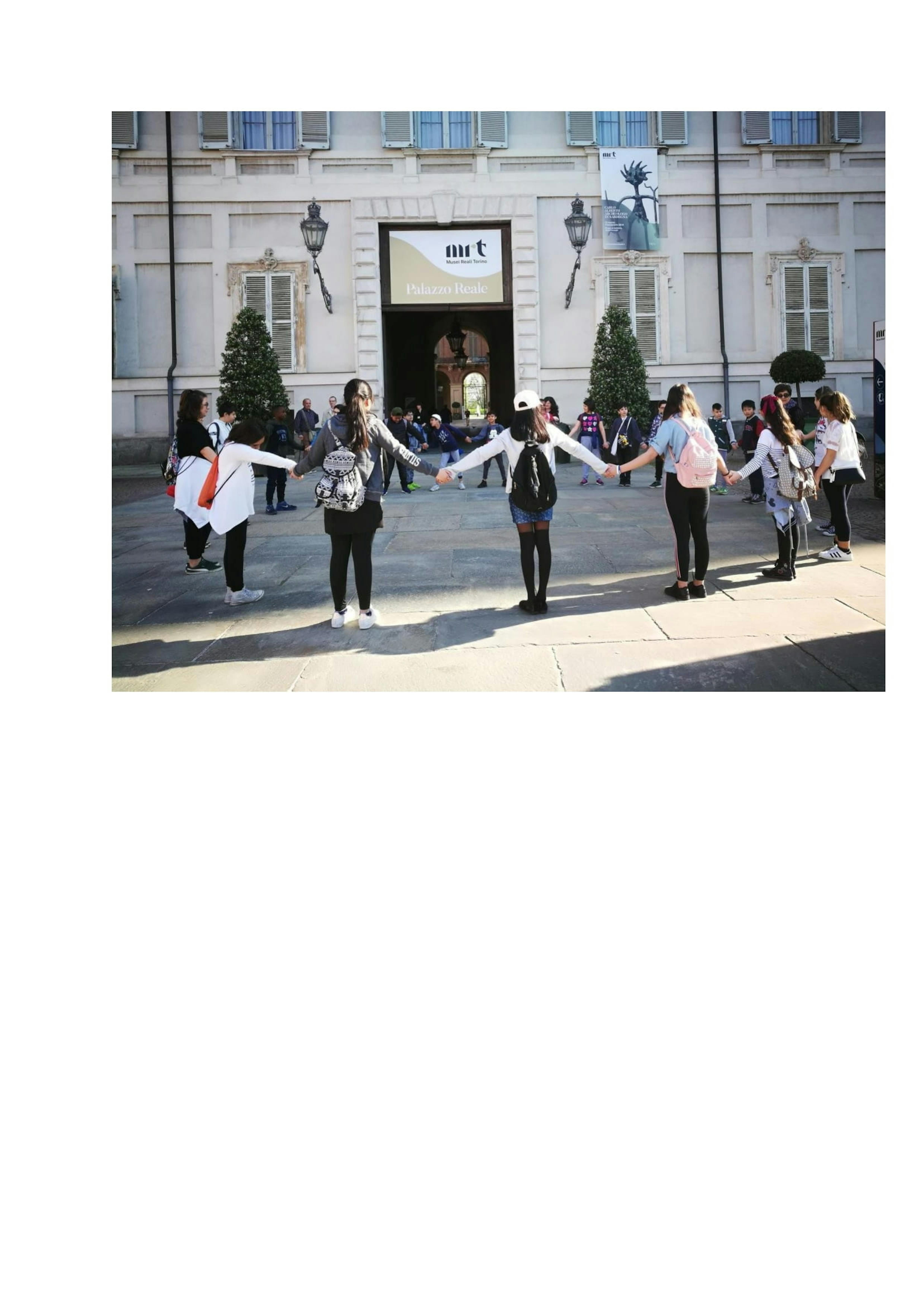 ragazzi davanti ai Musei Reali di Torino