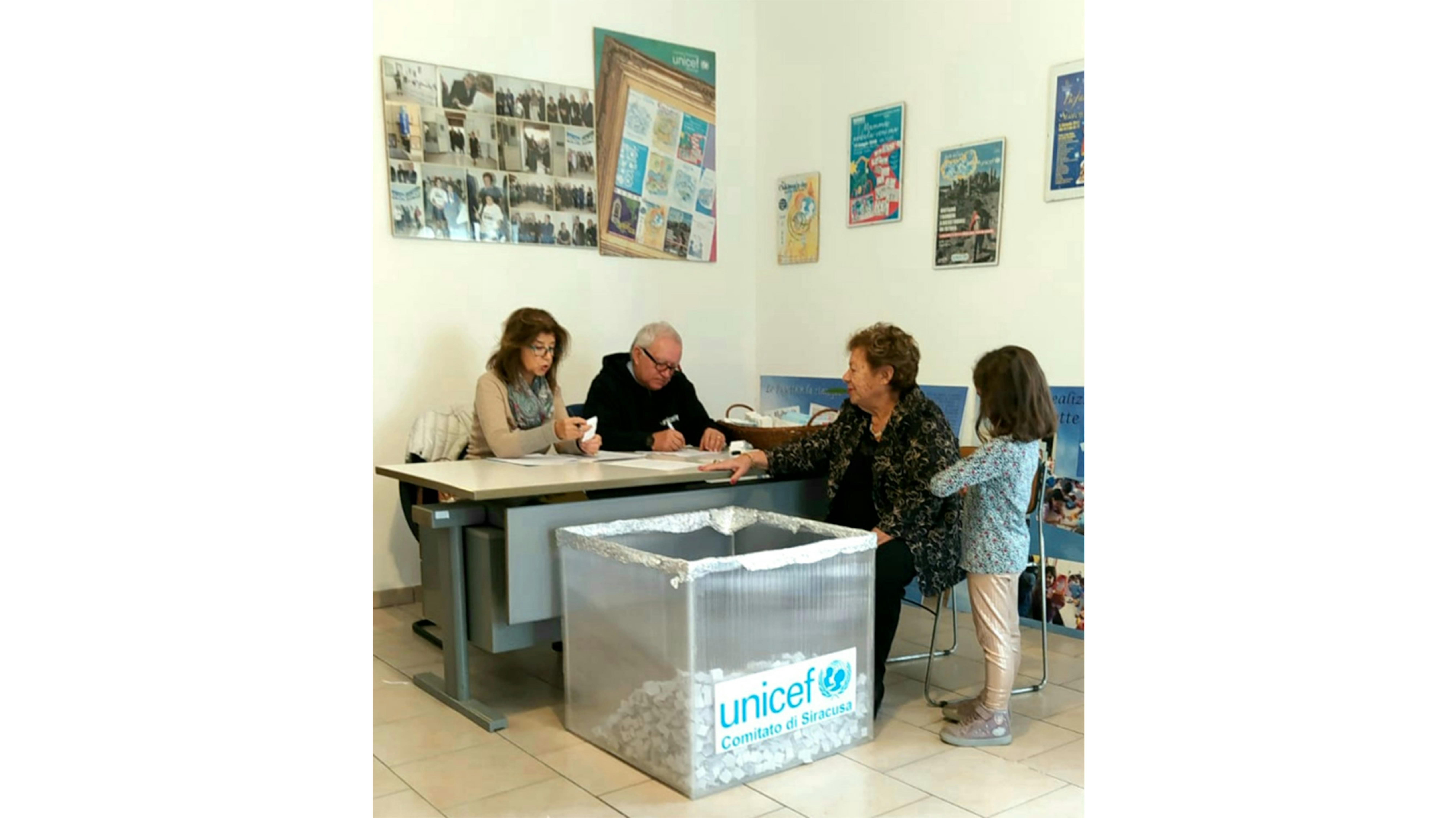 Siracusa - La Presidente Carmela Pace durante l'estrazione dei premi della lotteria UNICEF