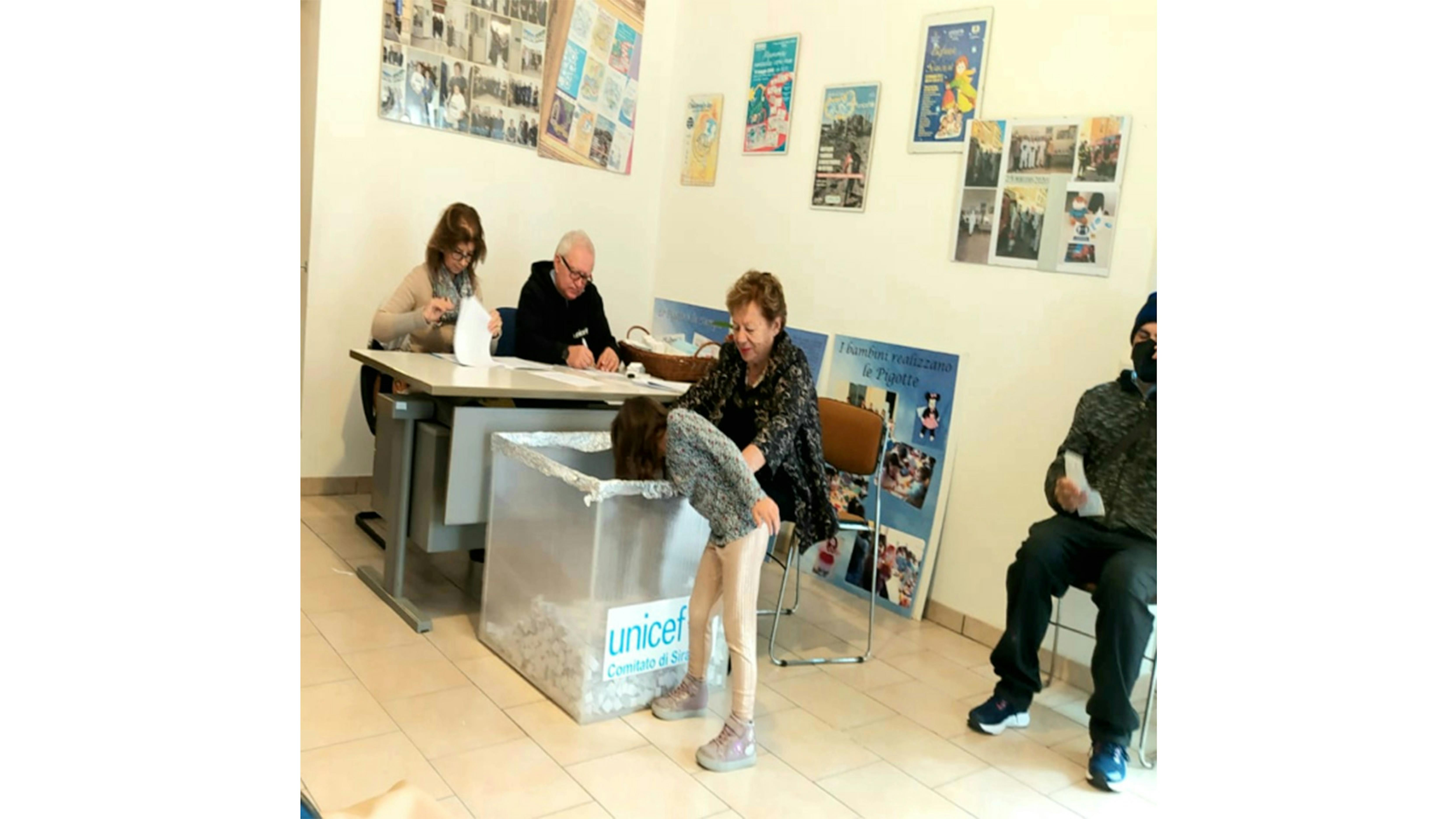 Siracusa - La Presidente Carmela Pace durante l'estrazione dei premi della lotteria UNICEF