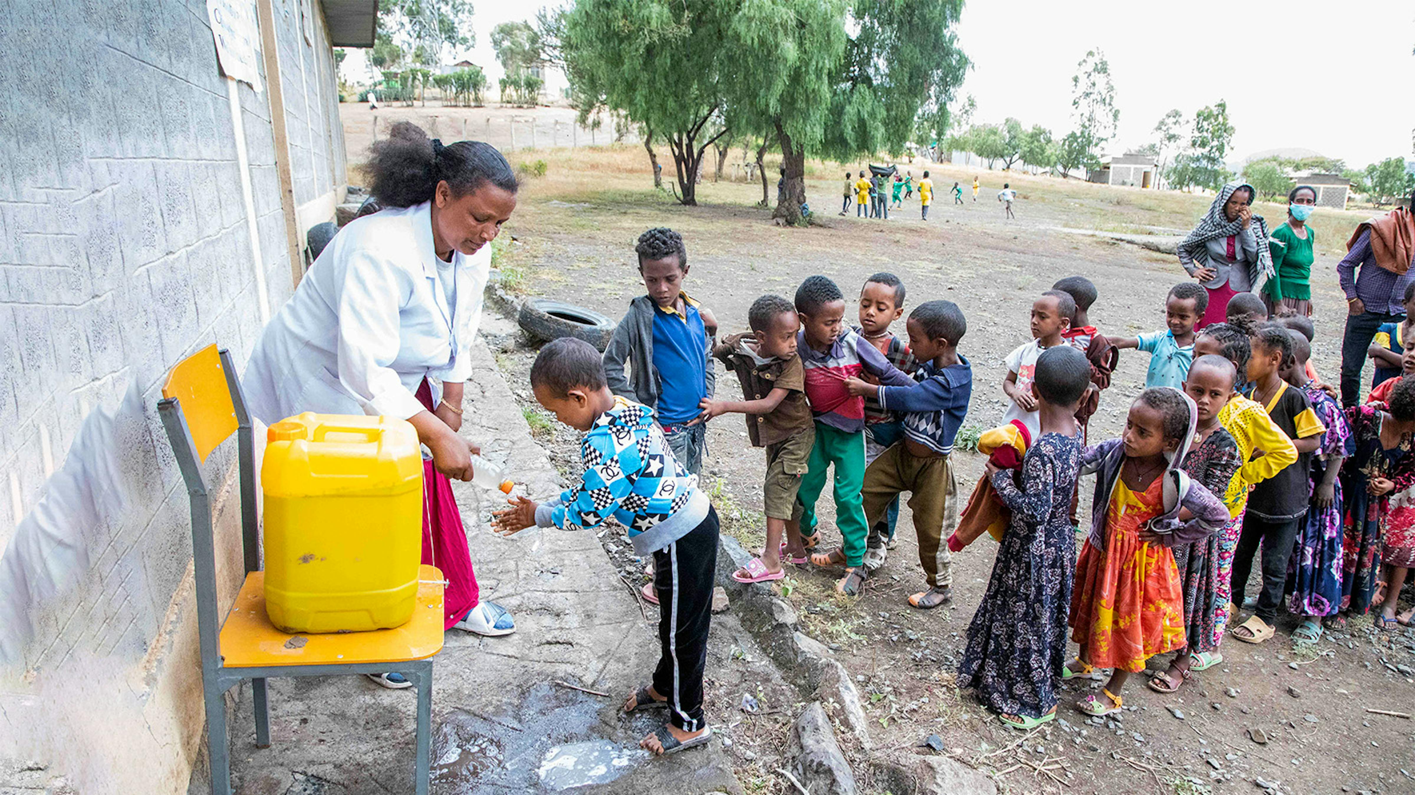 Etiopia - Nella provincia del Tigray i bambini in fila si lavano le mani