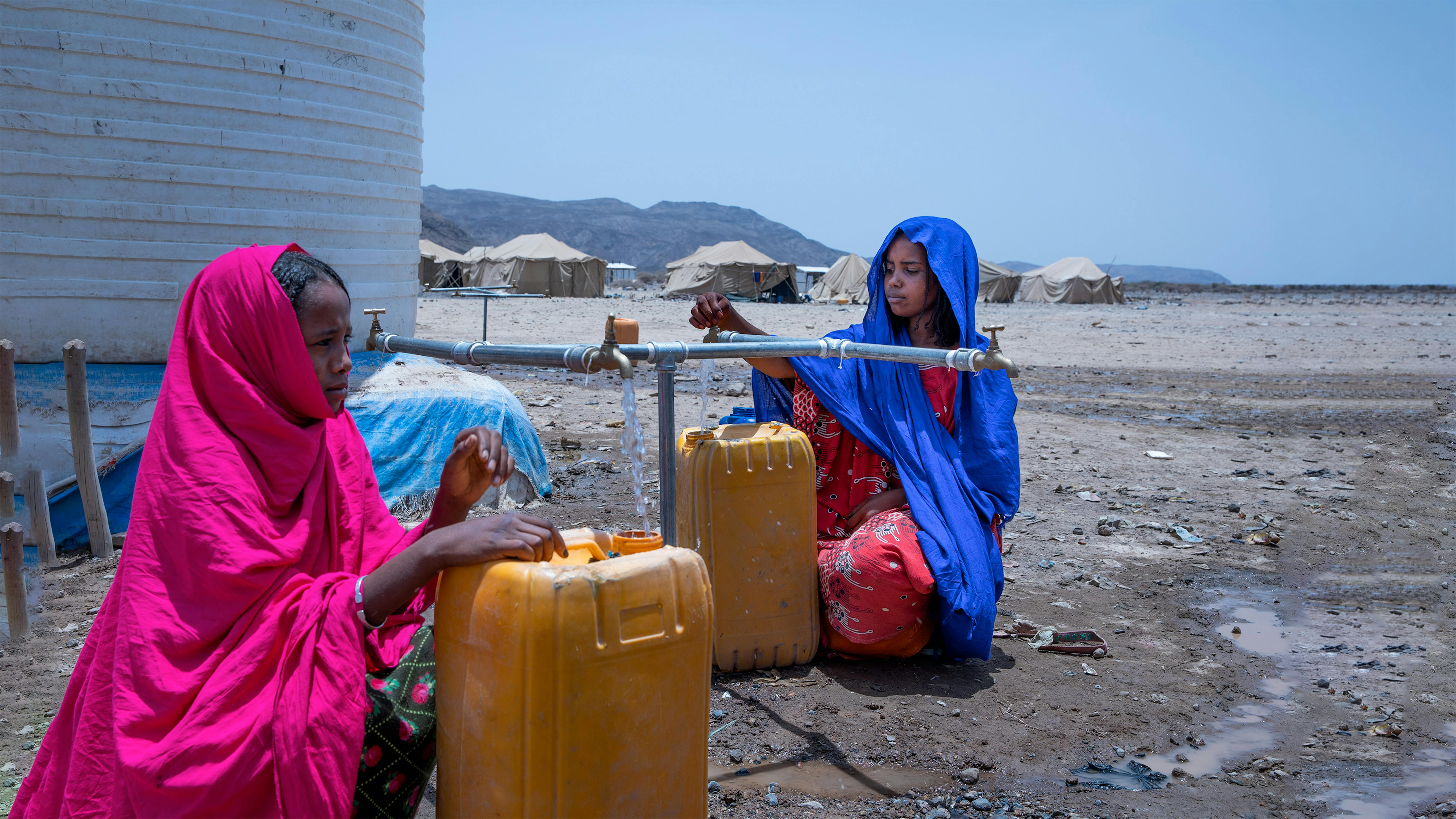 Etiopia - in un campo per sfollati interni due ragazze raccolgo l'acqua da un punto di racolta installato dall'UNICEF