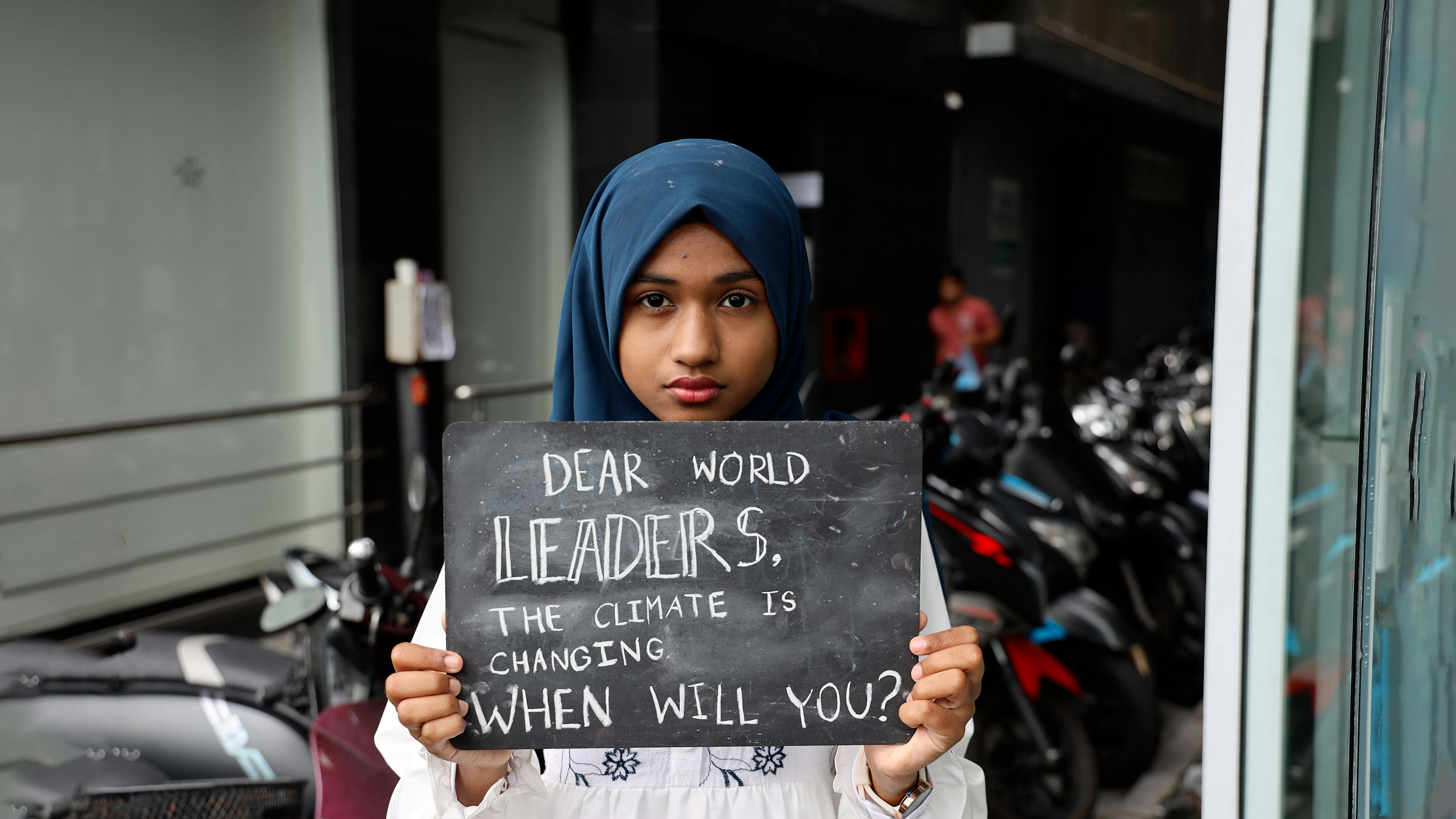 Maldive, bambini e giovani partecipano a una manifestazione che chiede un'azione urgente per il clima