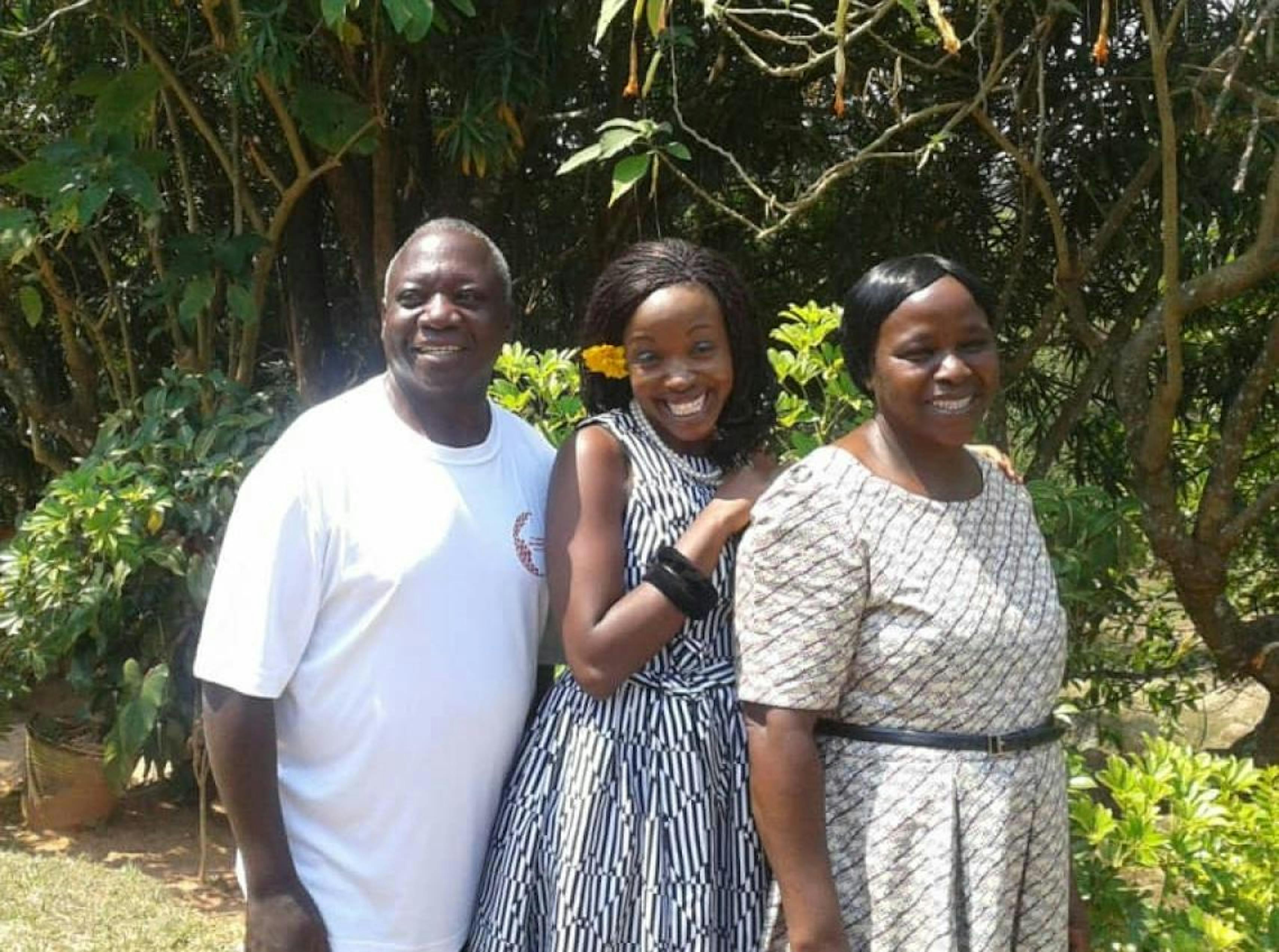 Janet Liabunya, specialista per la protezione dell’infanzia con il padre e la madre