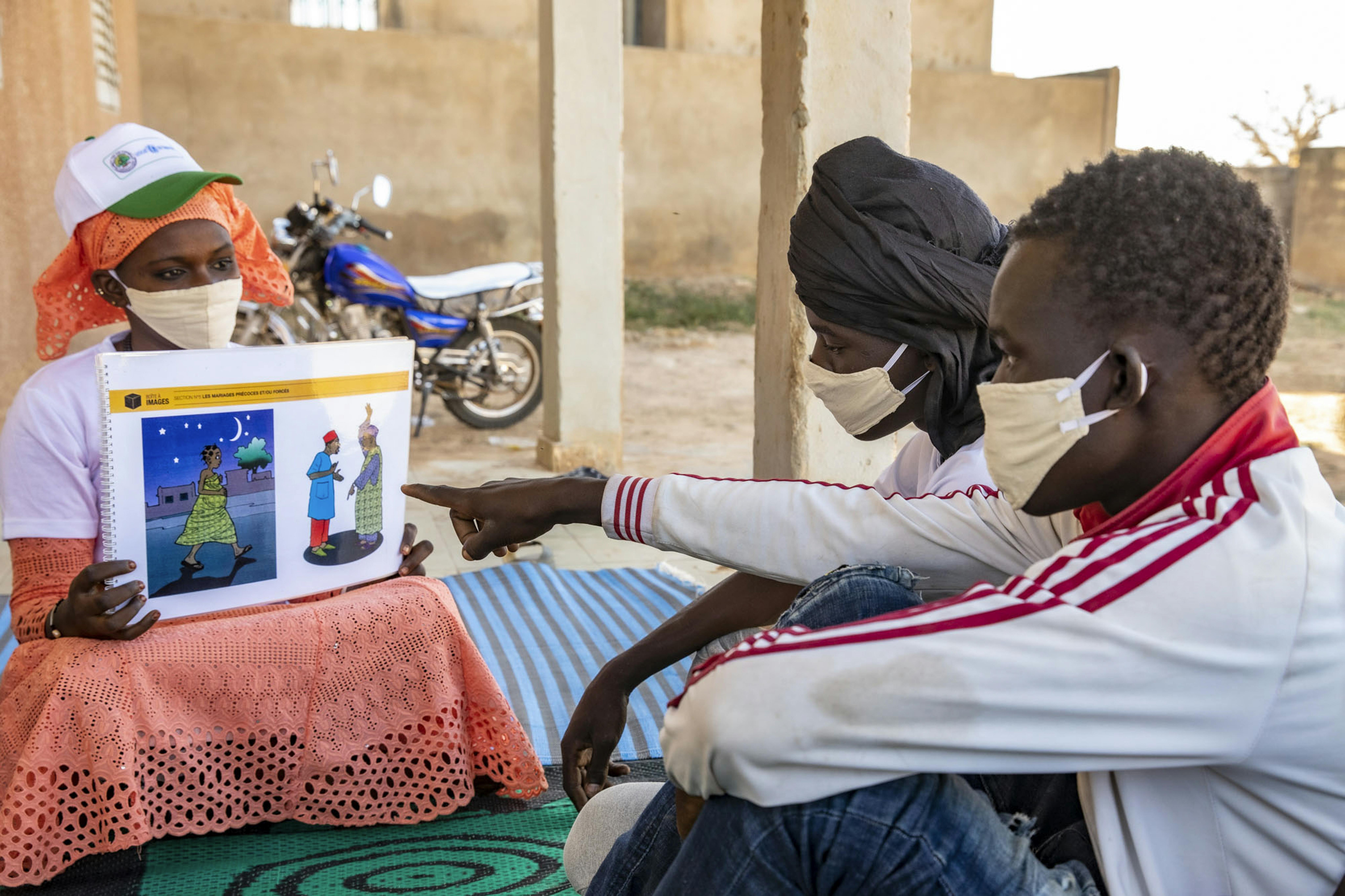 Mali, villaggio di Gadiaba: Kadidia Sow nell'ambito dell'iniziativa Spotlight anima un dibattito con i giovani del villaggio per sensibilizzarli contro ogni forma di violenza, compresi i matrimoni precoci, le mutilazioni genitali femminili (MGF) e altre pratiche dannose all'interno della comunità.
