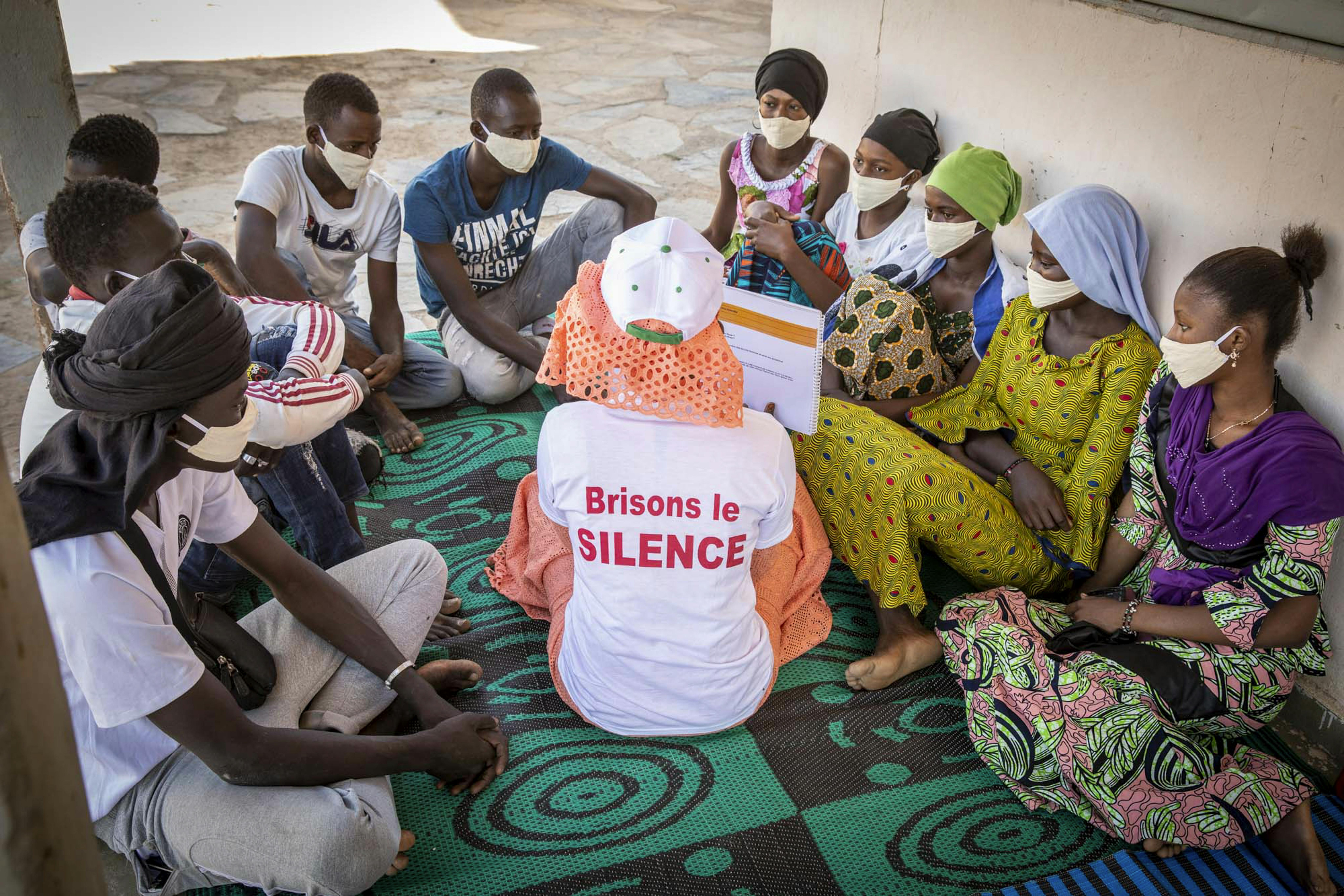 Mali, villaggio di Gadiaba: Kadidia Sow nell'ambito dell'iniziativa Spotlight anima un dibattito con i giovani e le giovani del villaggio per sensibilizzarli contro ogni forma di violenza, compresi i matrimoni precoci, le mutilazioni genitali femminili (MGF) e altre pratiche dannose all'interno della comunità.
