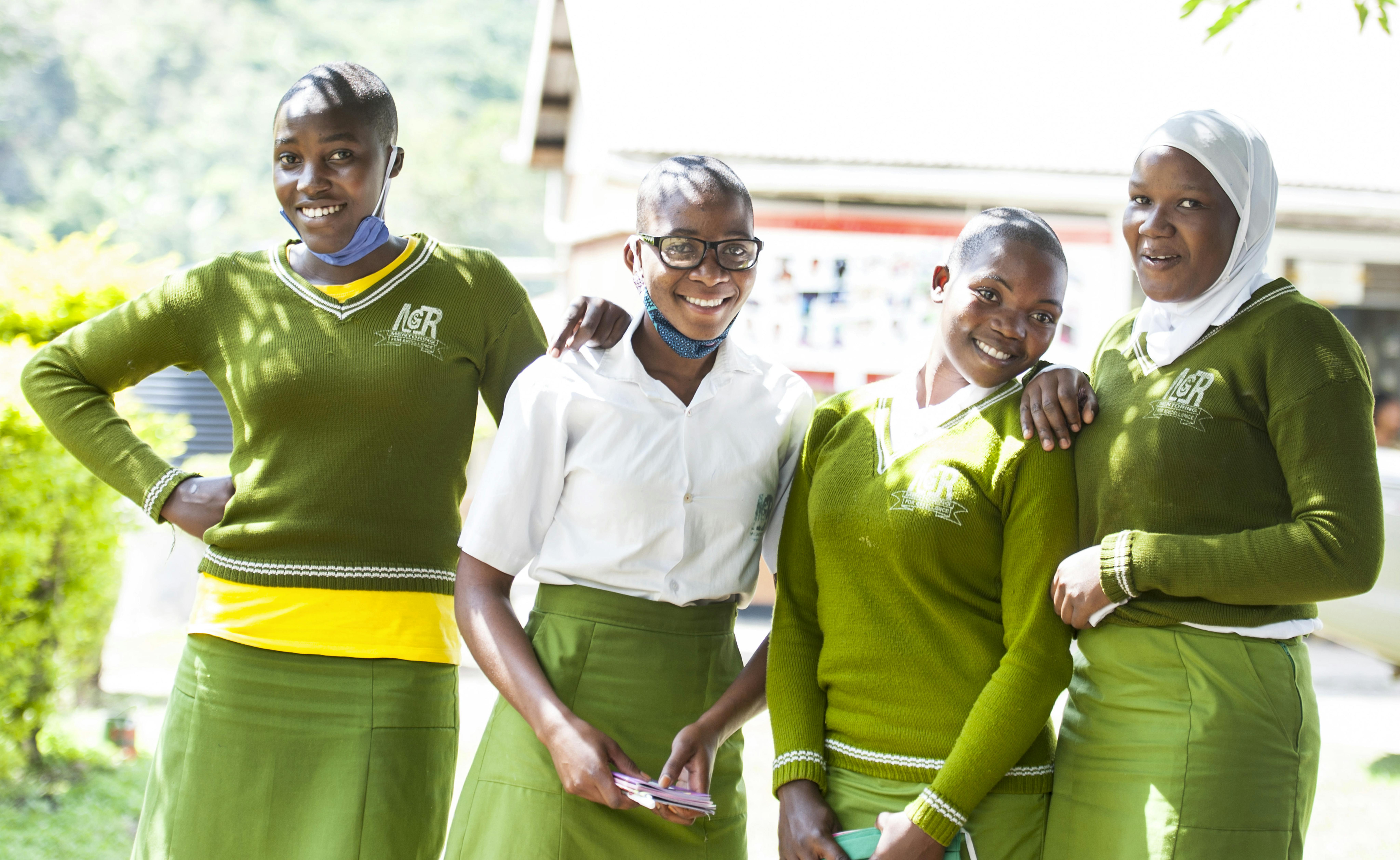 Uganda: Mariam Muhindo e Juliet Nyabosi sono sostenute dalle loro amiche Ruth Lhukogho e Gloria Kabugho: sono ragazze madri che sono potute tornare a scuola grazie al programma Spotlight Initiative.