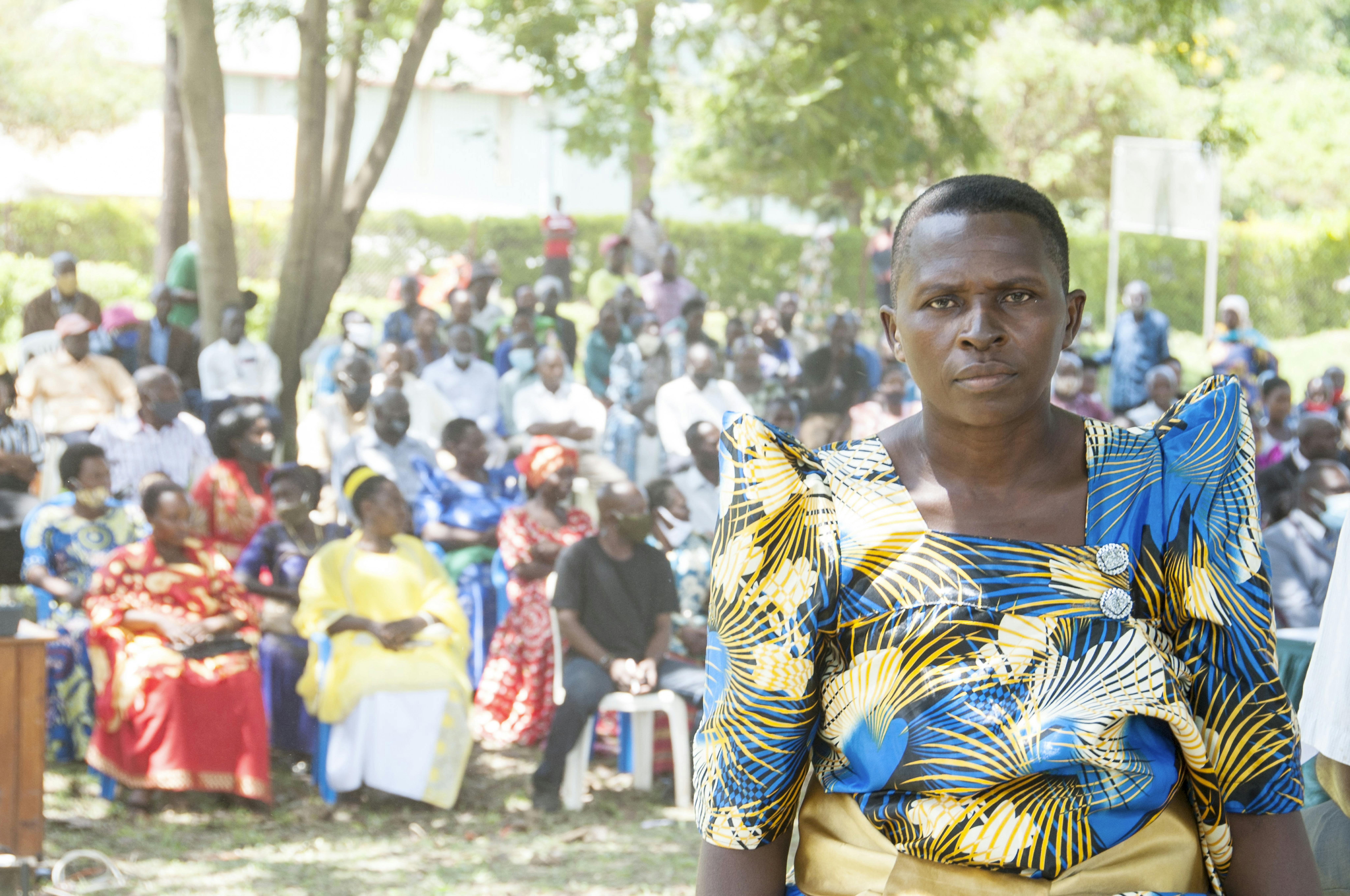 Uganda: Ithungu Jonesi, assistente sociale della parrocchia di Muhambo sta svolgendo un incontro uffuciale sulla prevenzione e la denuncia della violenza. Qui ha approfittato del giuramento dei consiglieri di sub-contea per parlare dell'iniziativa Spotlight, affinché tutte le donne e le ragazze abbiano una vita libera dalla violenza e dalle pratiche dannose, compresi i matrimoni precoci e le gravidanze adolescenziali.
