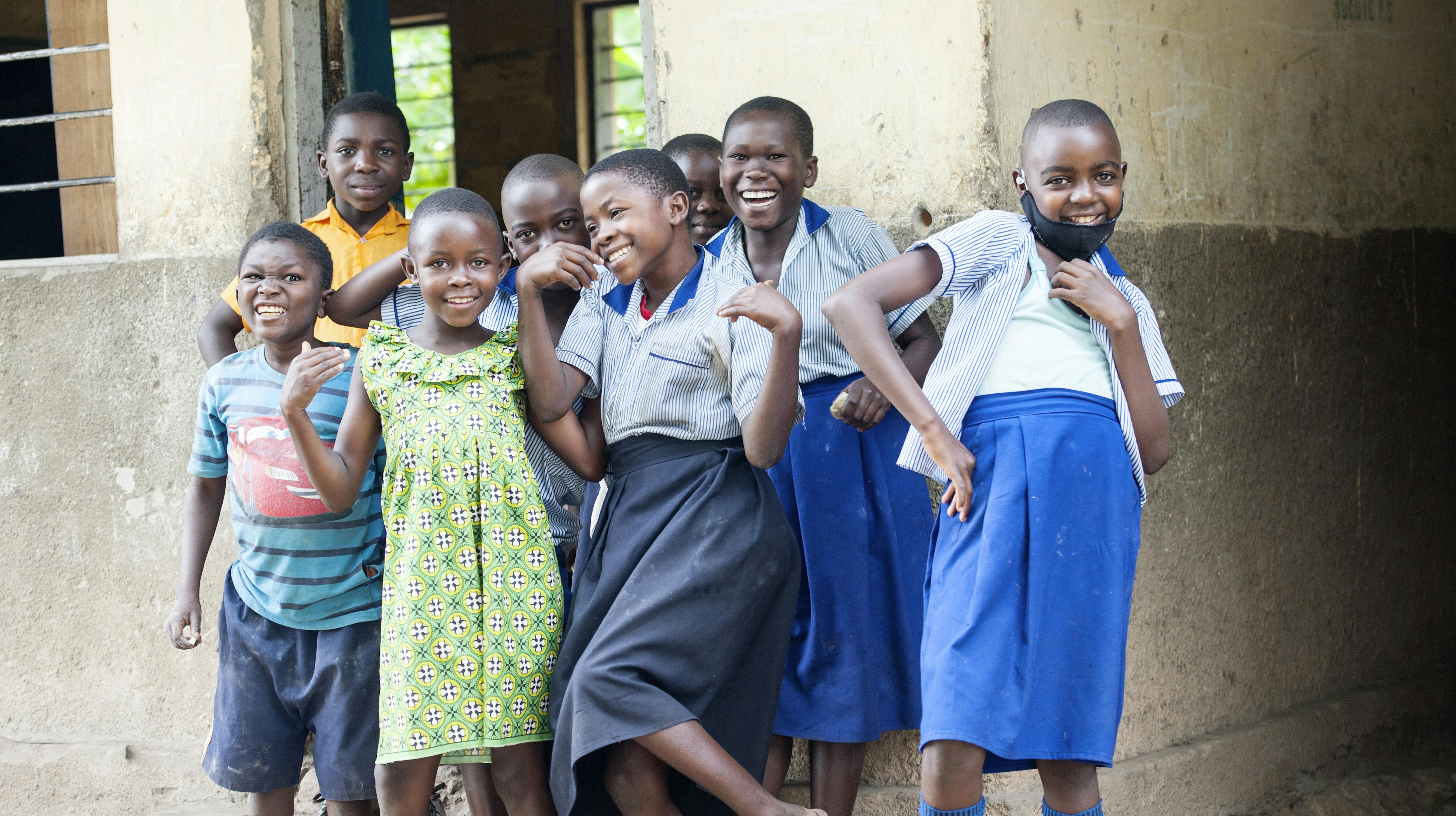 Uganda, i bambini della Bugoye Primary School sorridono.   la loro scuola è stata inserita nel programma Spotlight Initiative, per essere in grado di pianificare, implementare e monitorare la comunicazione per porre fine alla violenza.