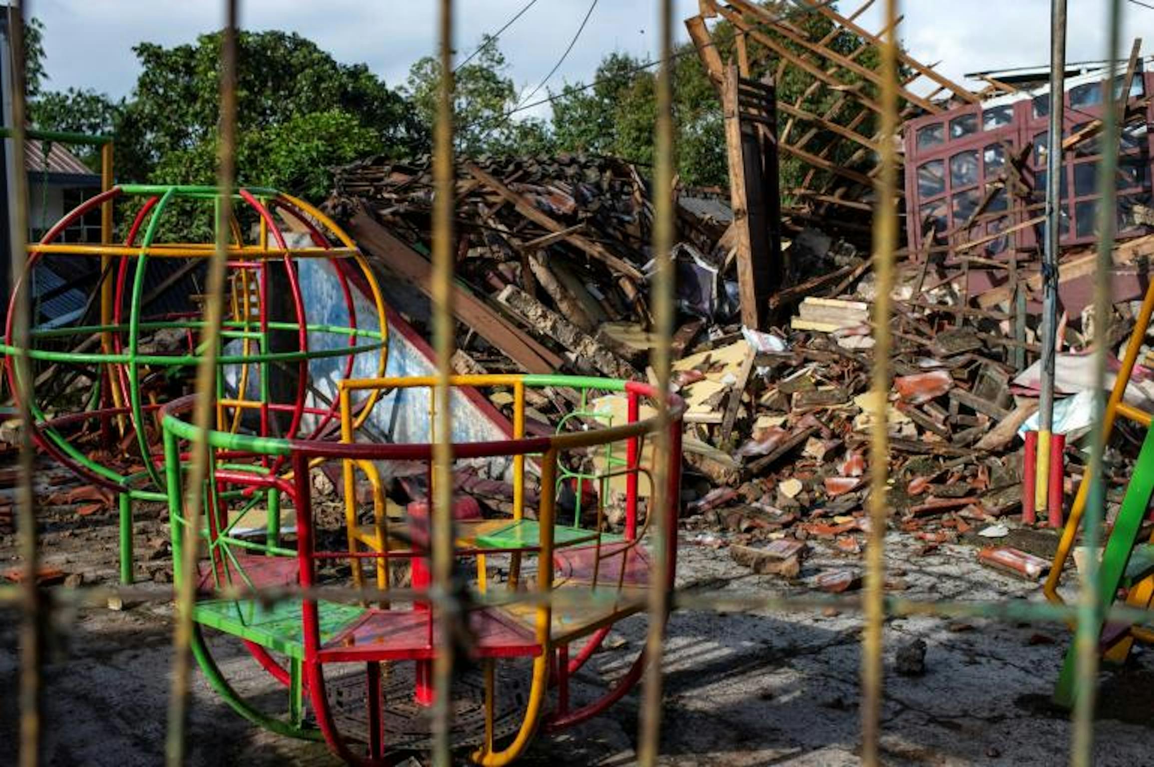 una vista della scuola materna PGRI Cugenang che è stata distrutta dal recente terremoto a Cianjur, nella provincia di West Java,