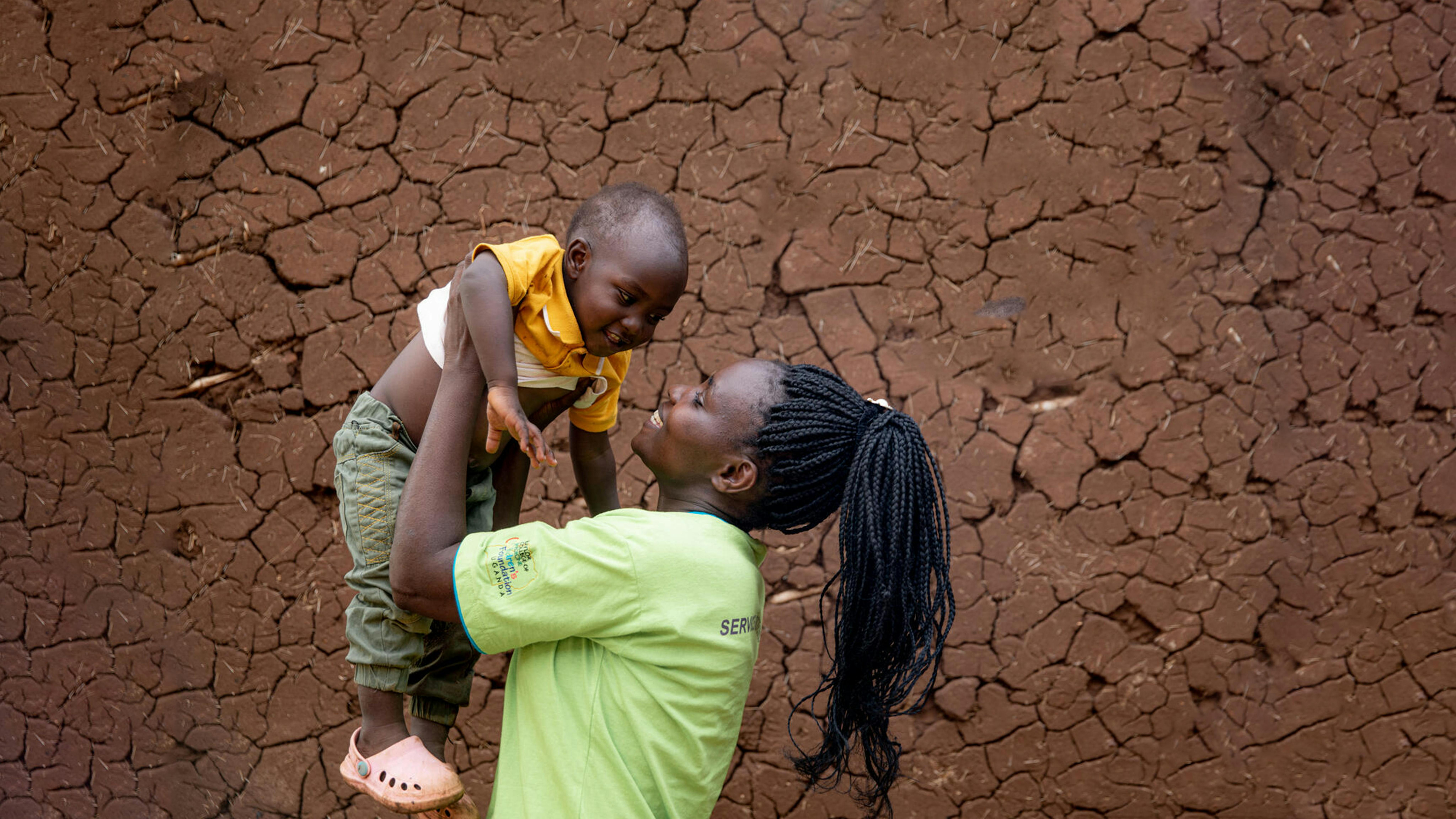 Uganda - Phiona gioisce con suo figlio. Phiona lavora come Peer Mother presso il Rugaga IV Health Center