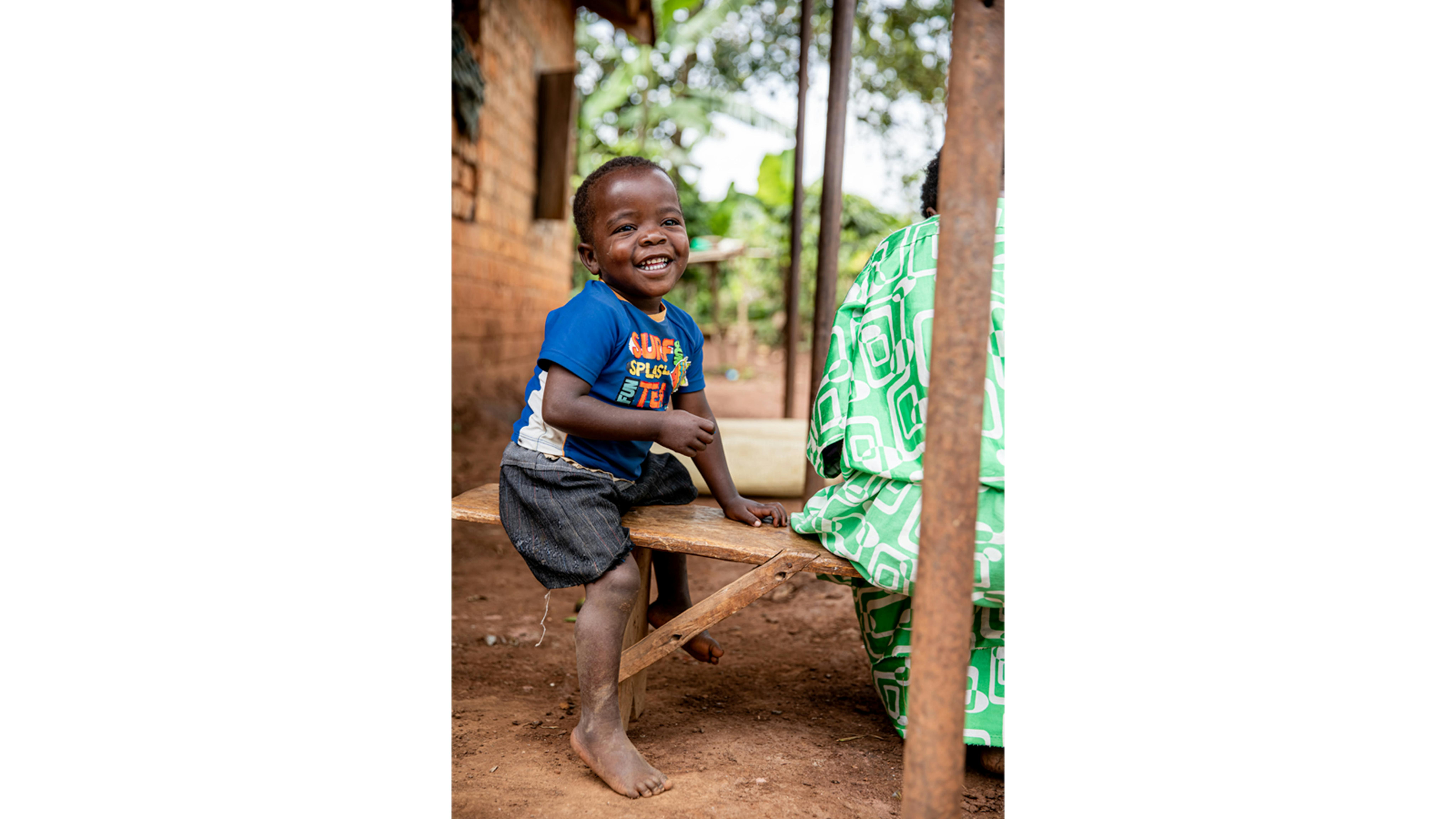 Uganda - Mary e suo nipote Jordon (3 anni) nella loro casa di Mubende