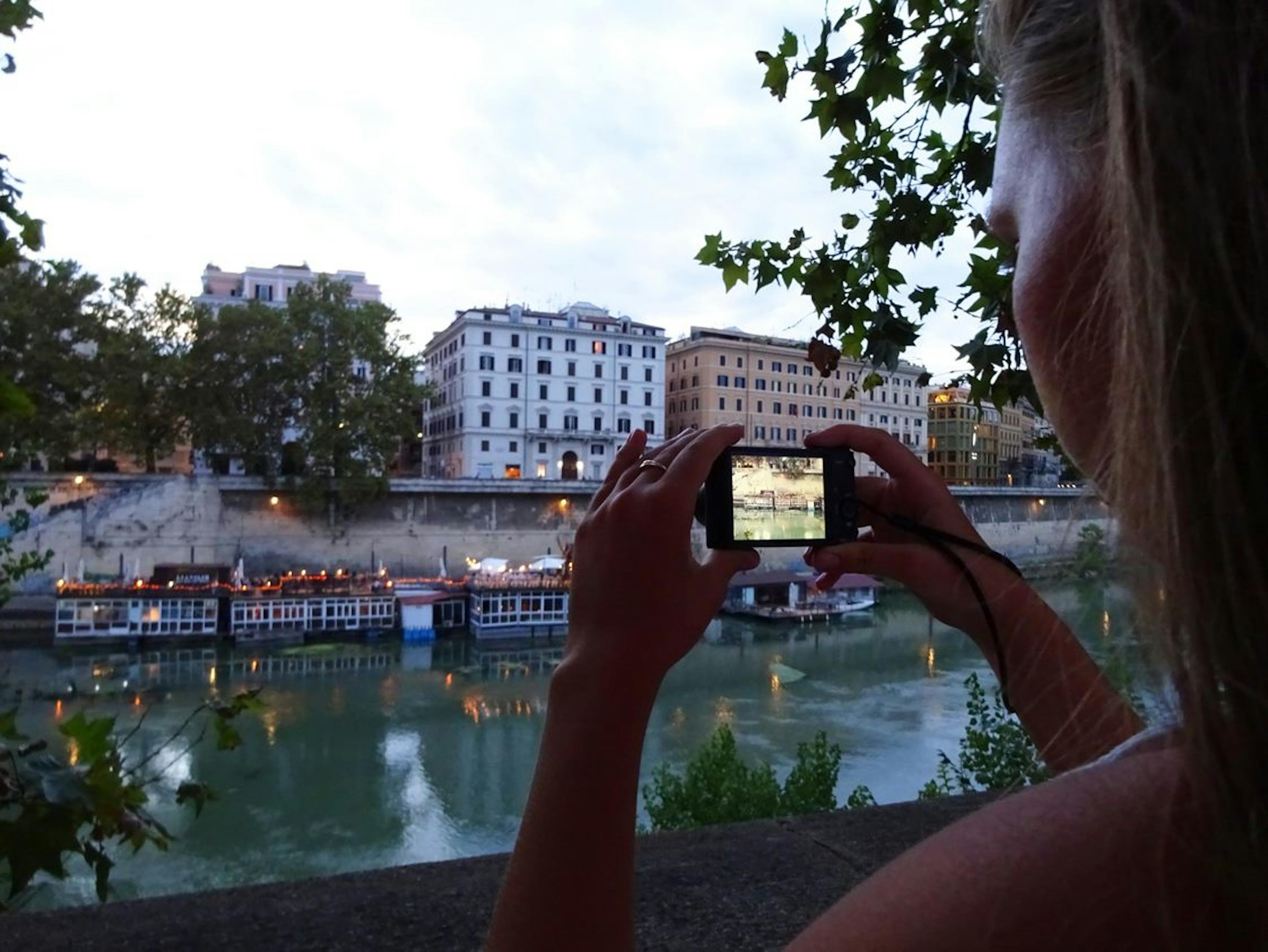 Nika mentre scatta una foto a Roma