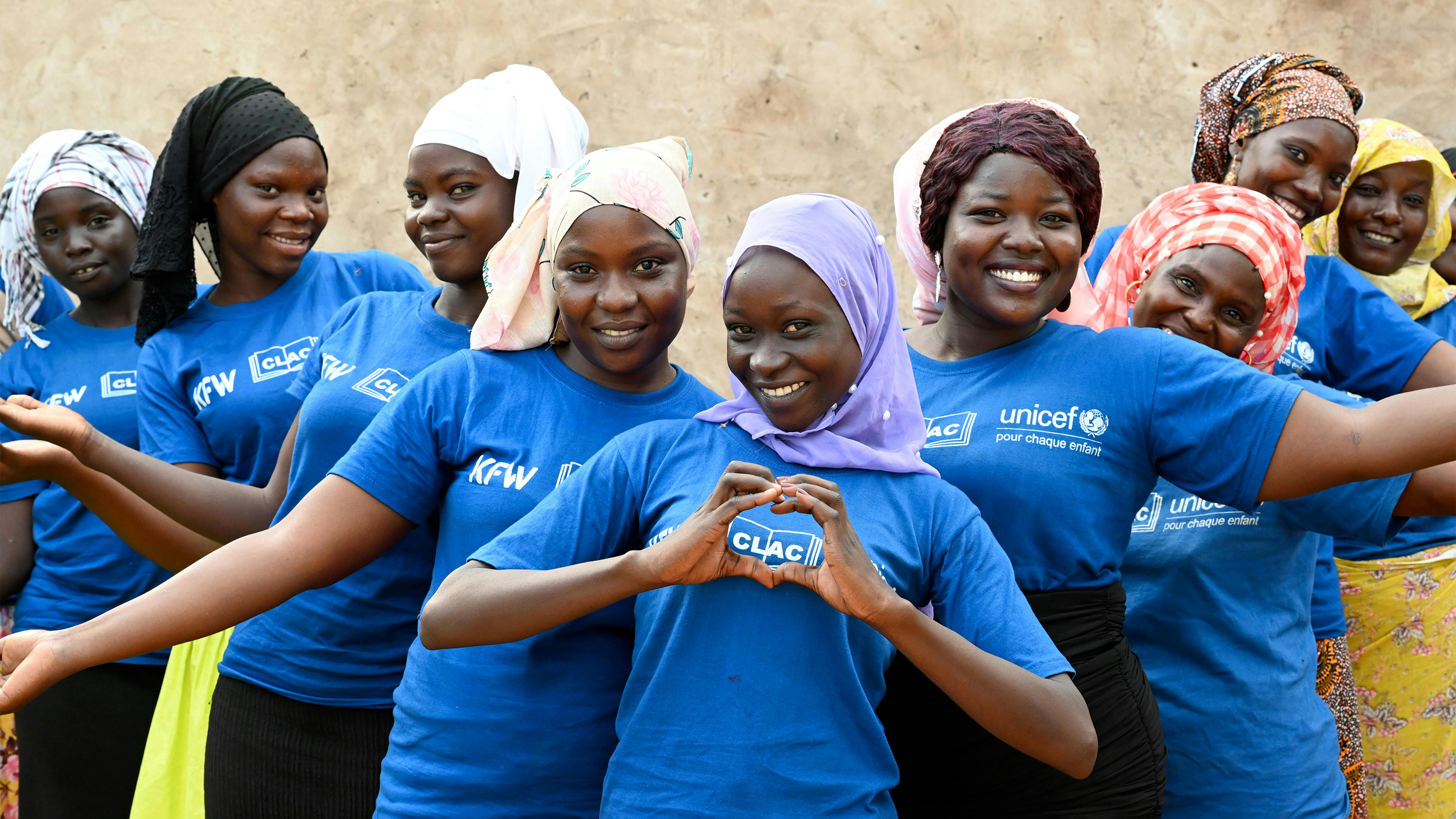 Un gruppo di ragazze chiamate Super Banat che lavorano nell'ambito del CLAC (Centro per la lettura e le attività culturali) sono sostenute tecnicamente e finanziariamente dall'UNICEF.
