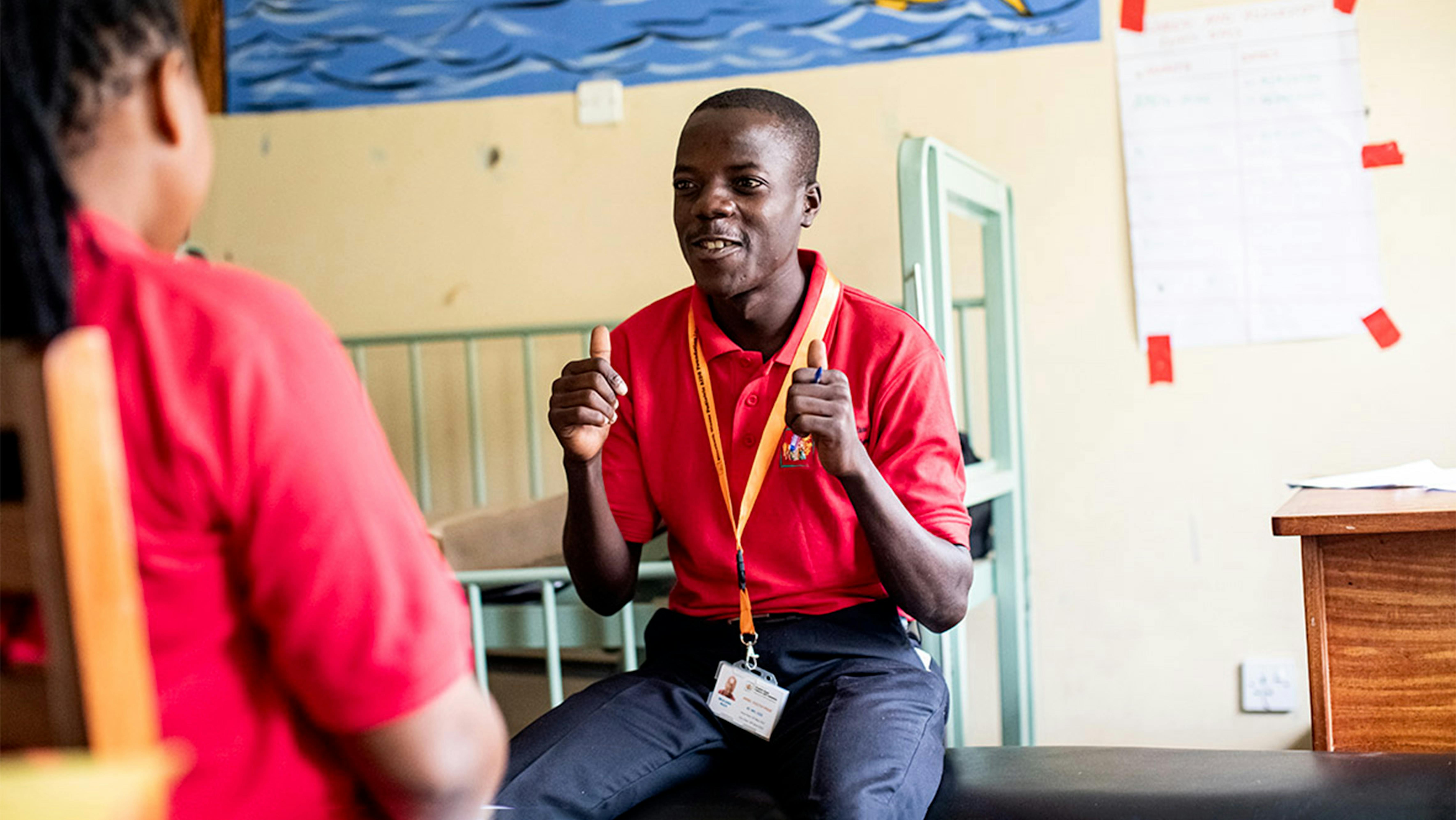 Alex è un operatore del Ruhoko IV Health Center che si impegna con i giovani sieropositivi