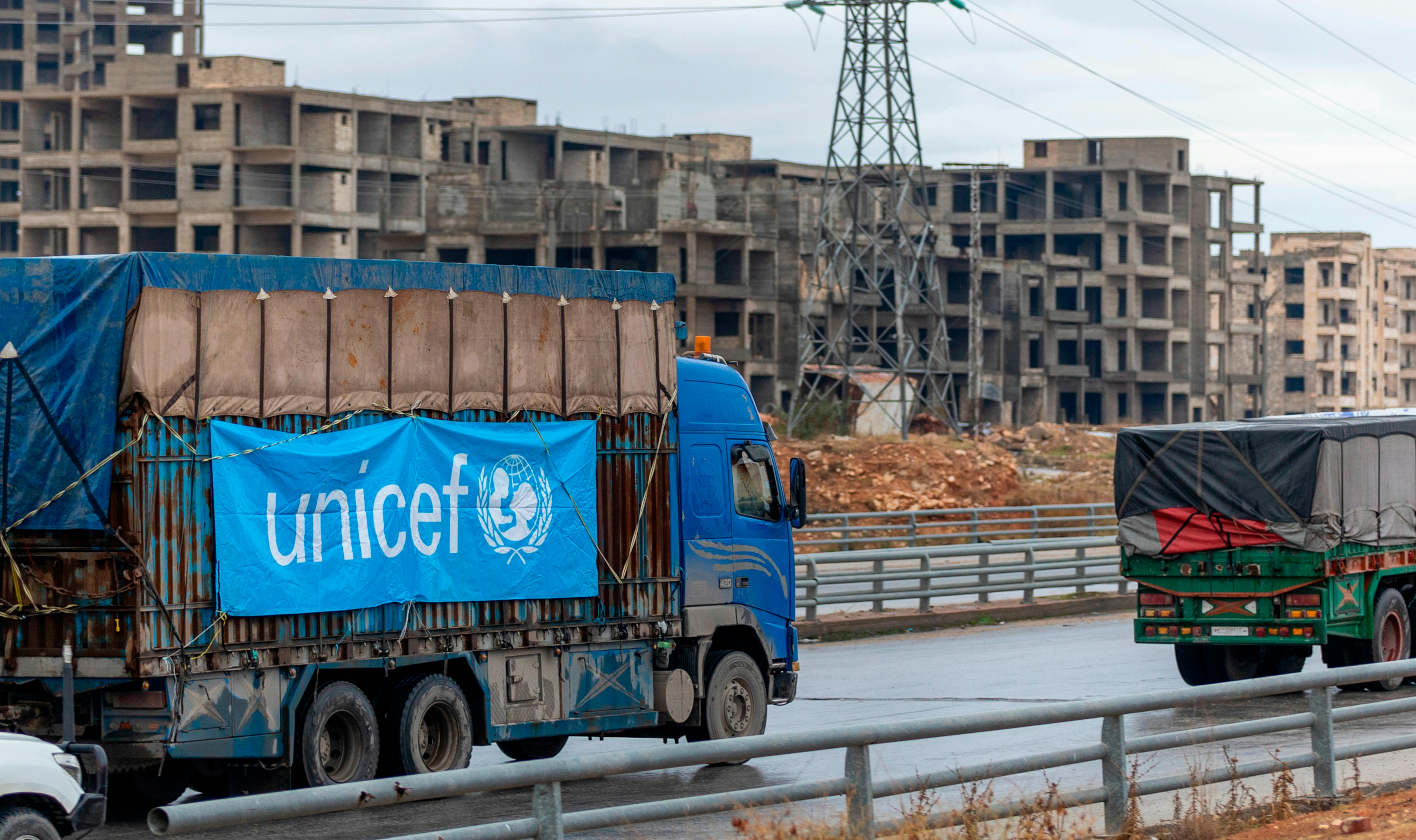 L'UNICEF, insieme alle altre agenzie delle Nazioni Unite, ha partecipato al 9° convoglio transfrontaliero di assistenza umanitaria nel nord-ovest della Siria
