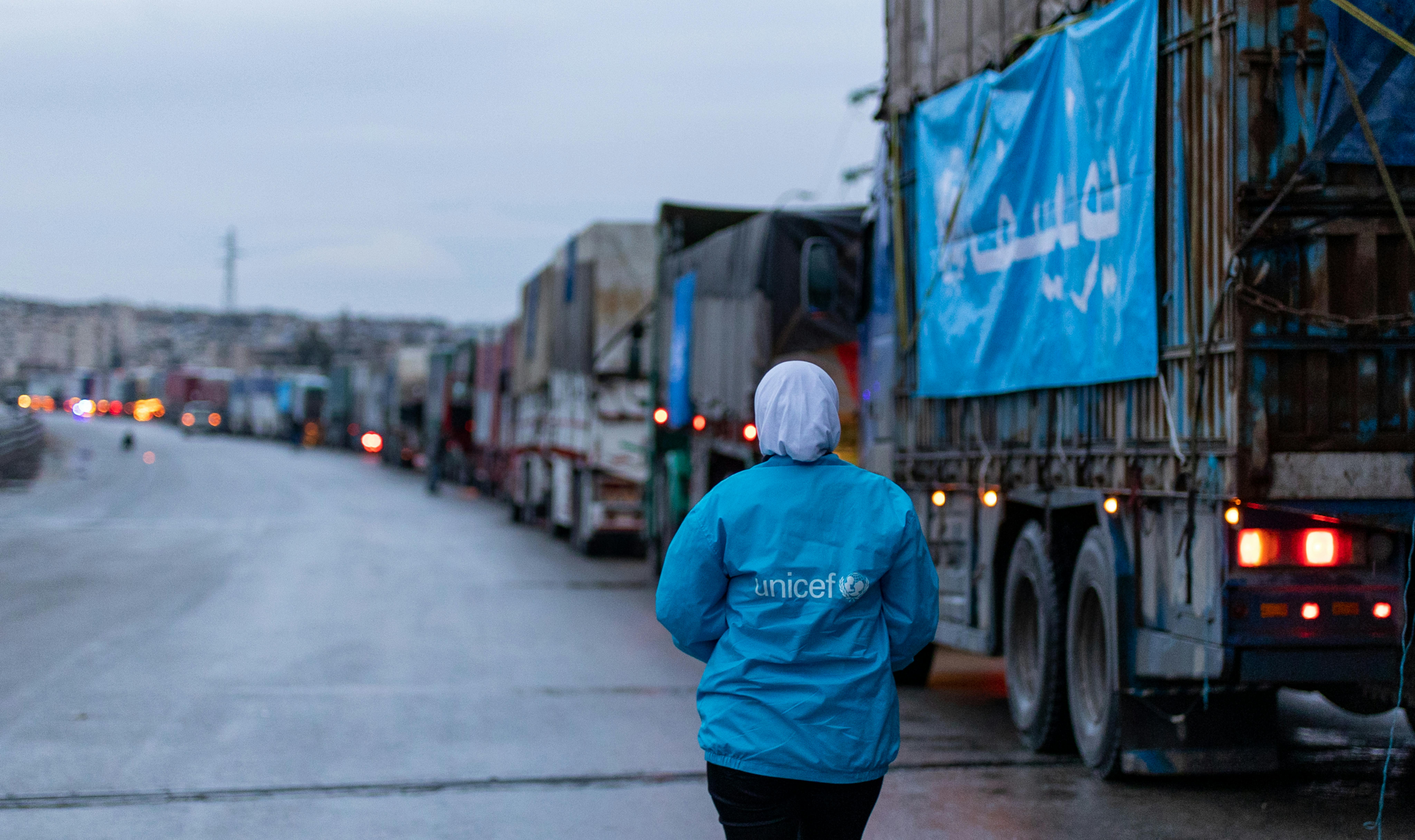 L'UNICEF, insieme alle altre agenzie delle Nazioni Unite, ha partecipato al 9° convoglio transfrontaliero di assistenza umanitaria nel nord-ovest della Siria