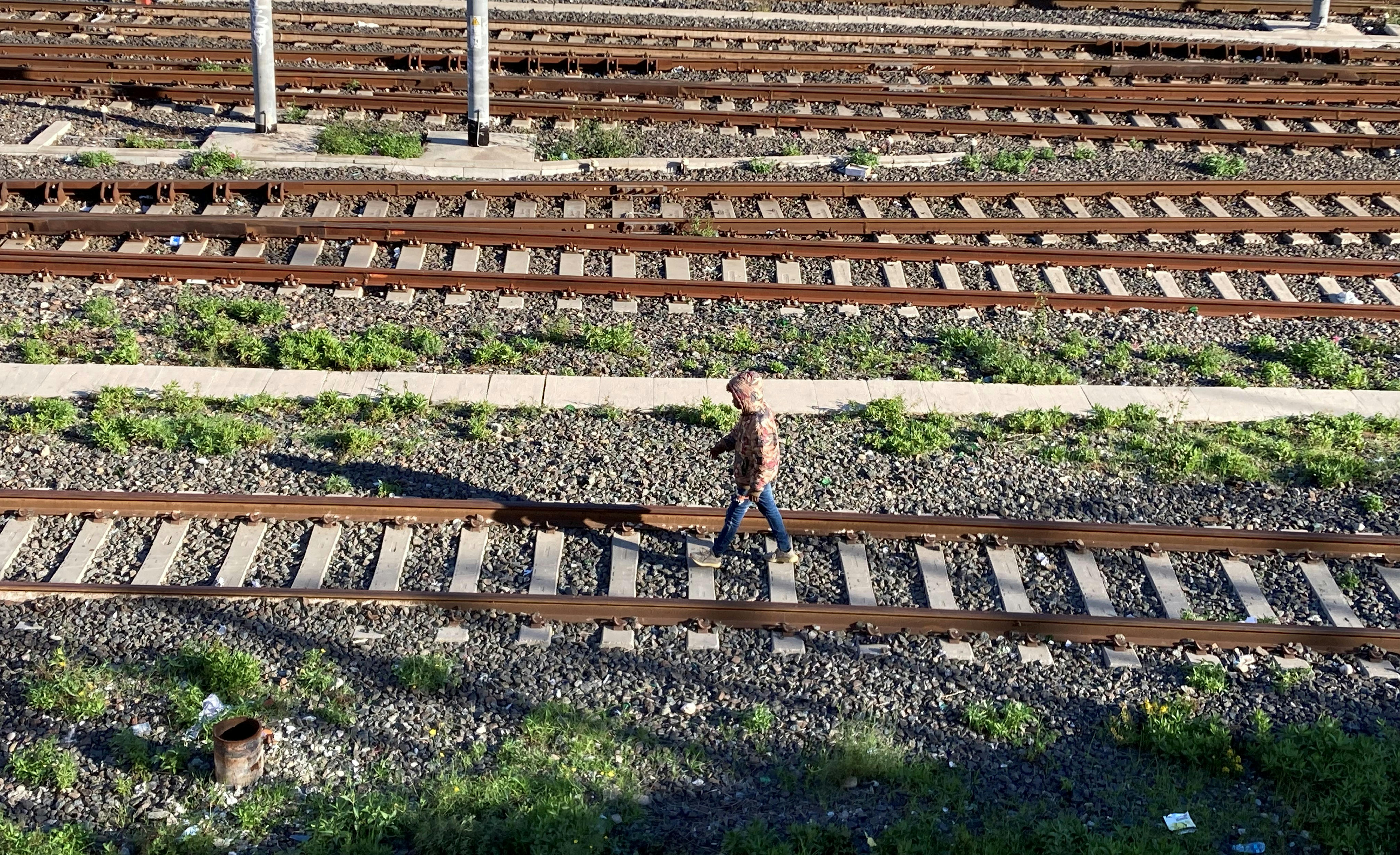 UNICEF_ Ventimiglia, stazione dei treni, un ragazzo cammina sui binari