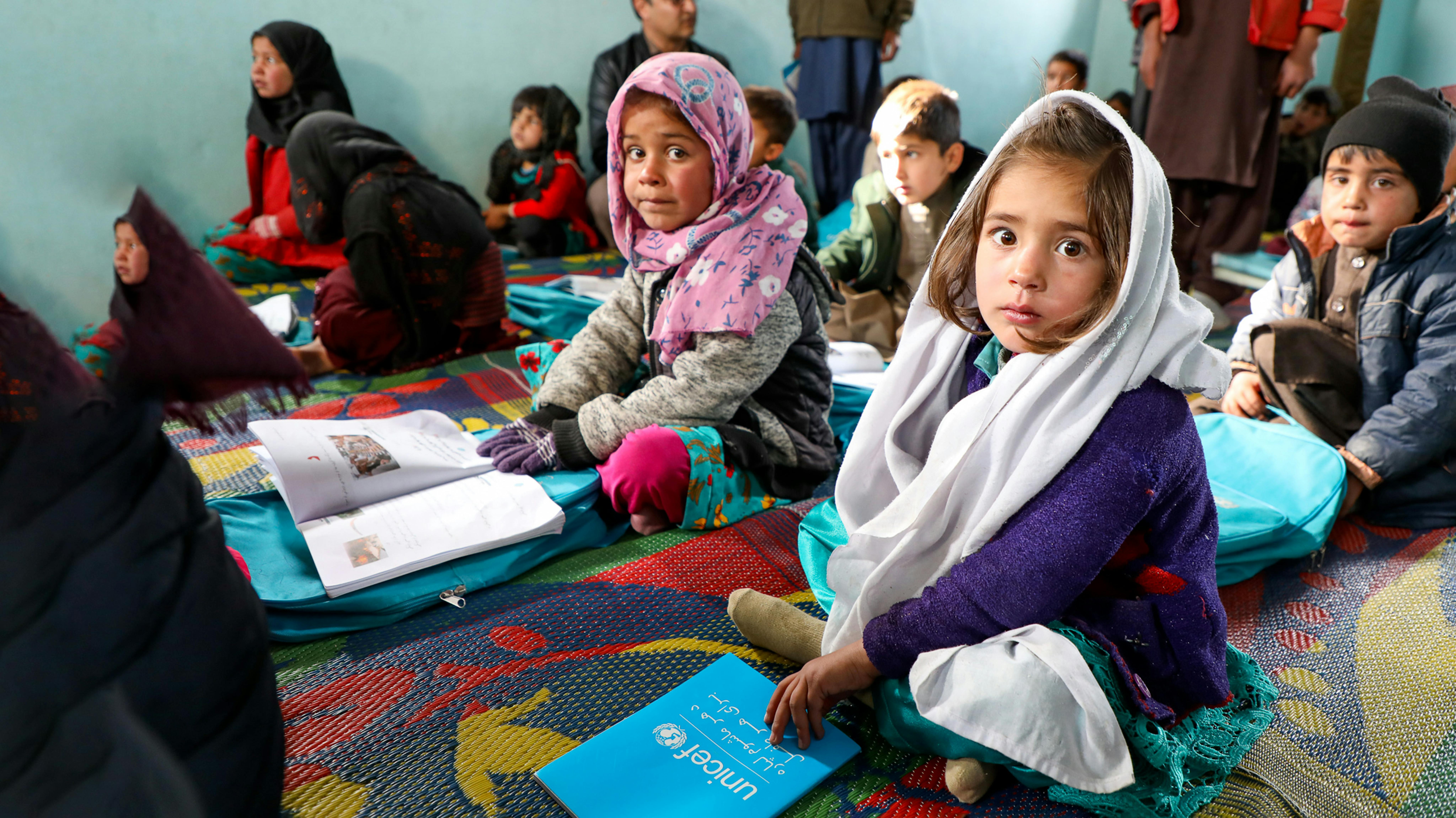 Afghanistan - Provincia di Wardak,  Bambine e bambini frequentano una scuola della comunità locale.