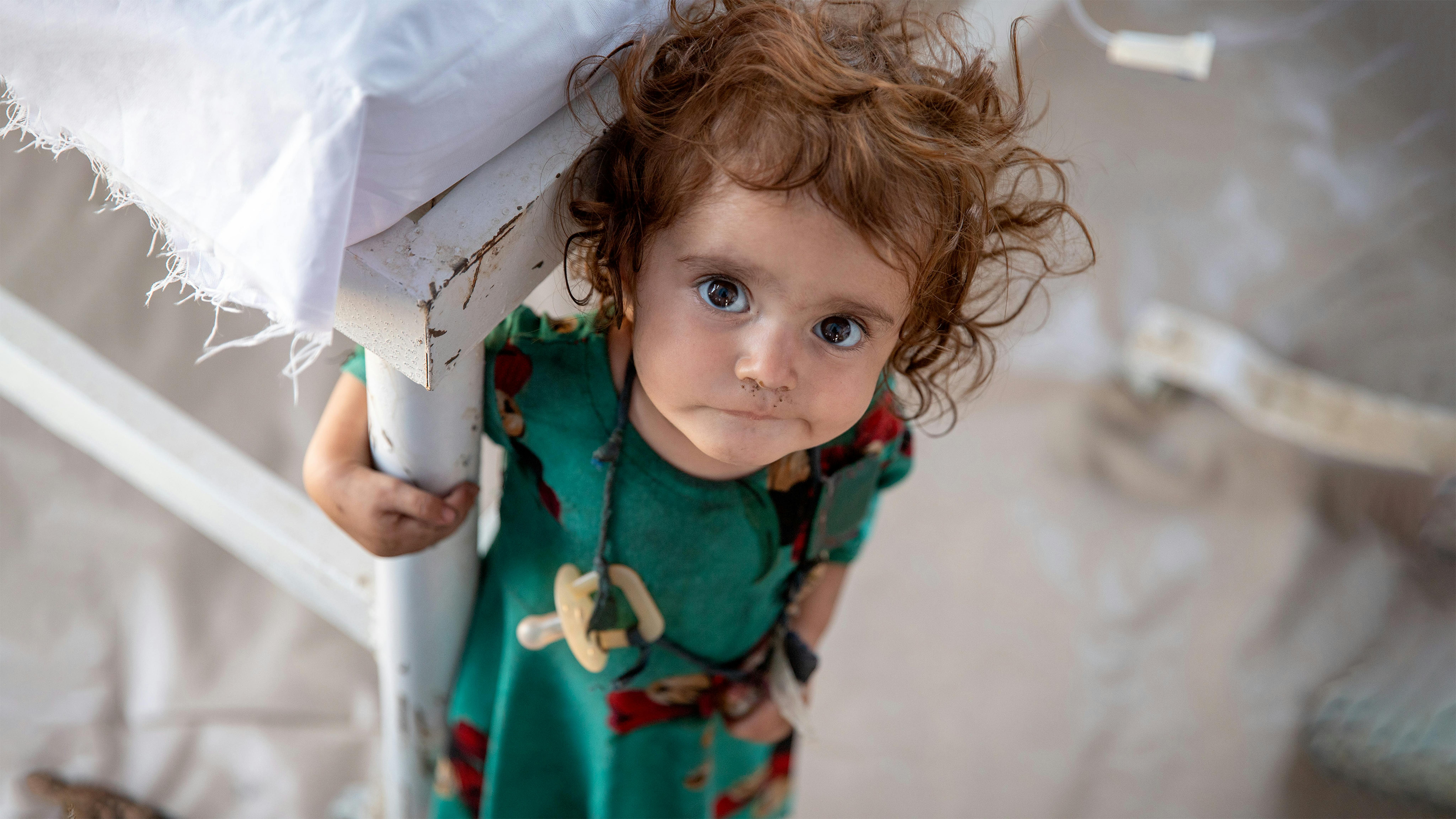 Afghanistan - Mahjaben, 2 anni, in una clinica sanitaria mobile supportata dall'UNICEF nel distretto di Gayan, nella provincia di Paktika