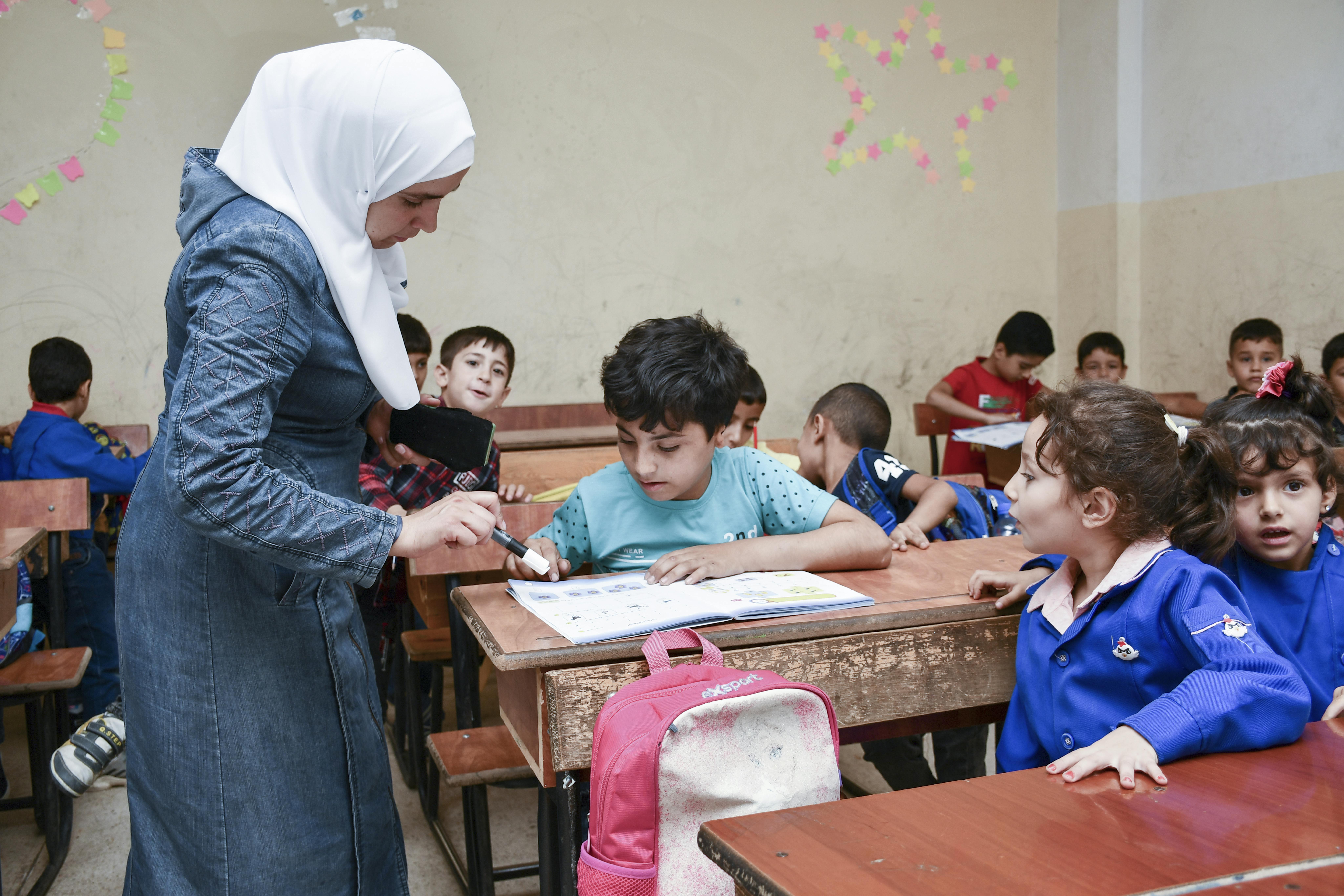Ahmad durante una lezione di matematica nella scuola di Dar'a, nel sud della Siria. Purtroppo prima di partecipare al programma di apprendimento UNICEF è stato escluso dal sistema scolastico a causa di una disabilità