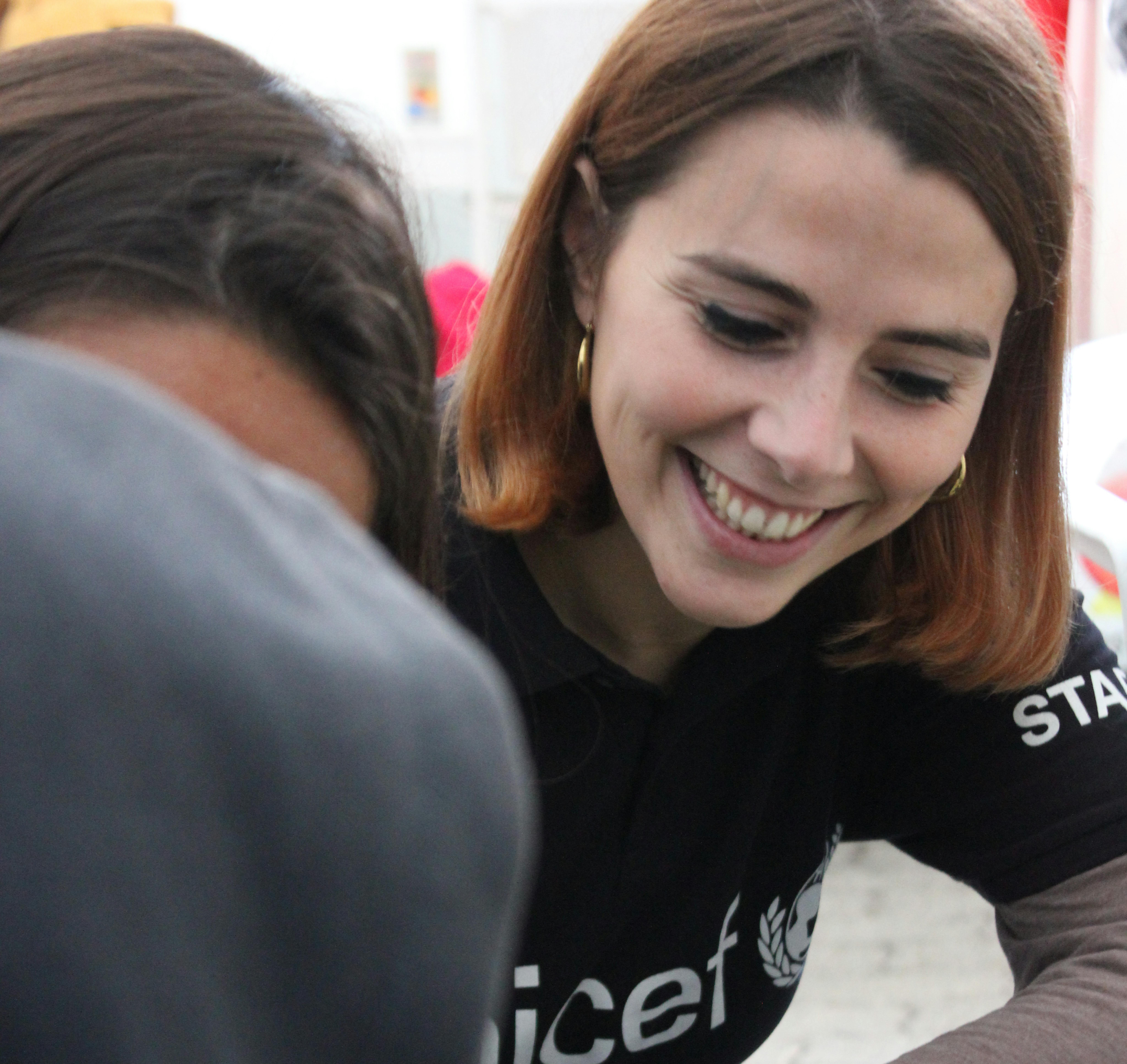 Un’operatrice UNICEF nel Safe space di Ventimiglia sorride mentre parla con alcuni minori