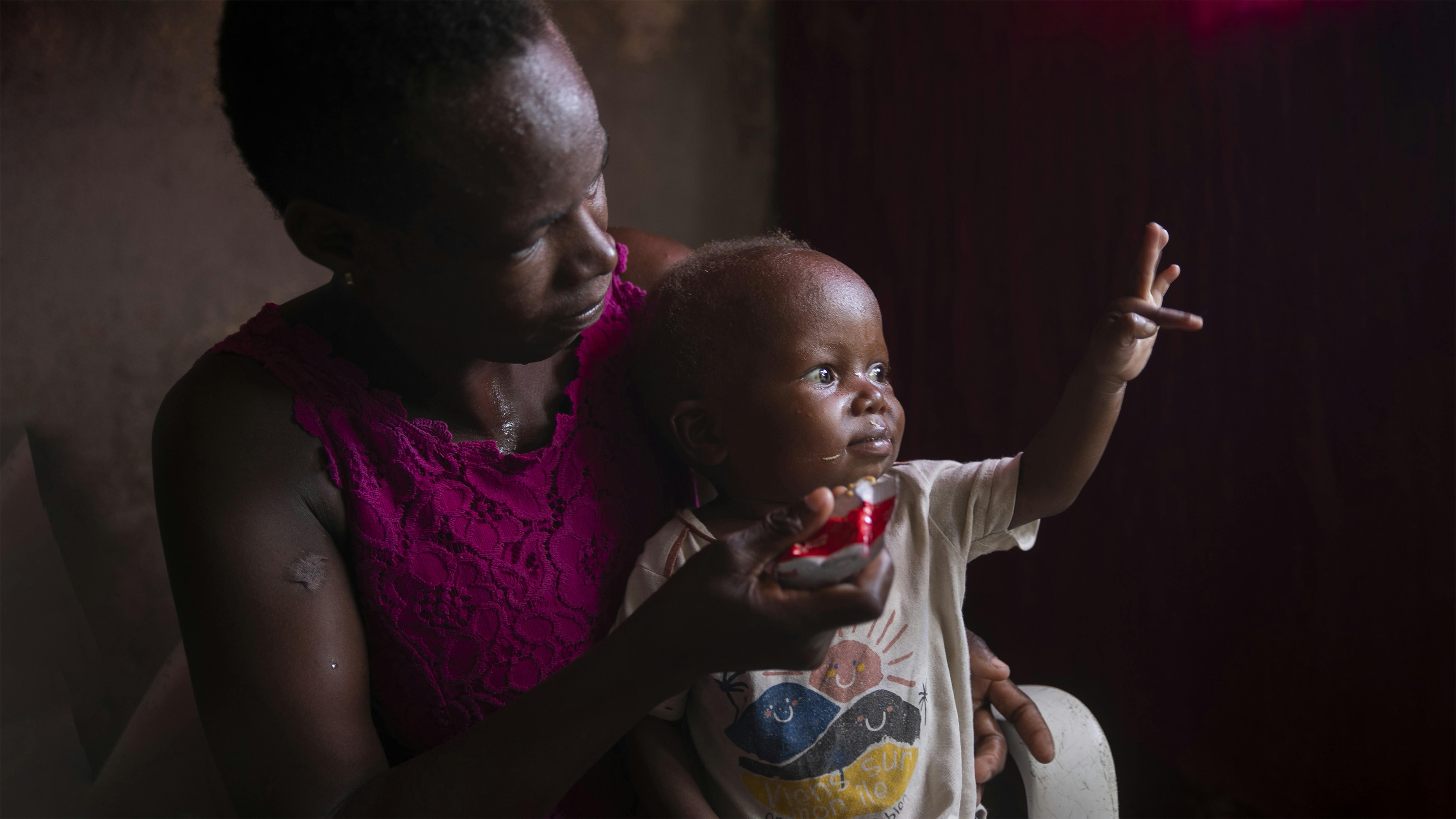 Haiti - Jesula Gaspard 30, residente a Cité Soleil, beneficiaria del programma Unicef ​​nutre suo figlio Chrisle Amboise 2,