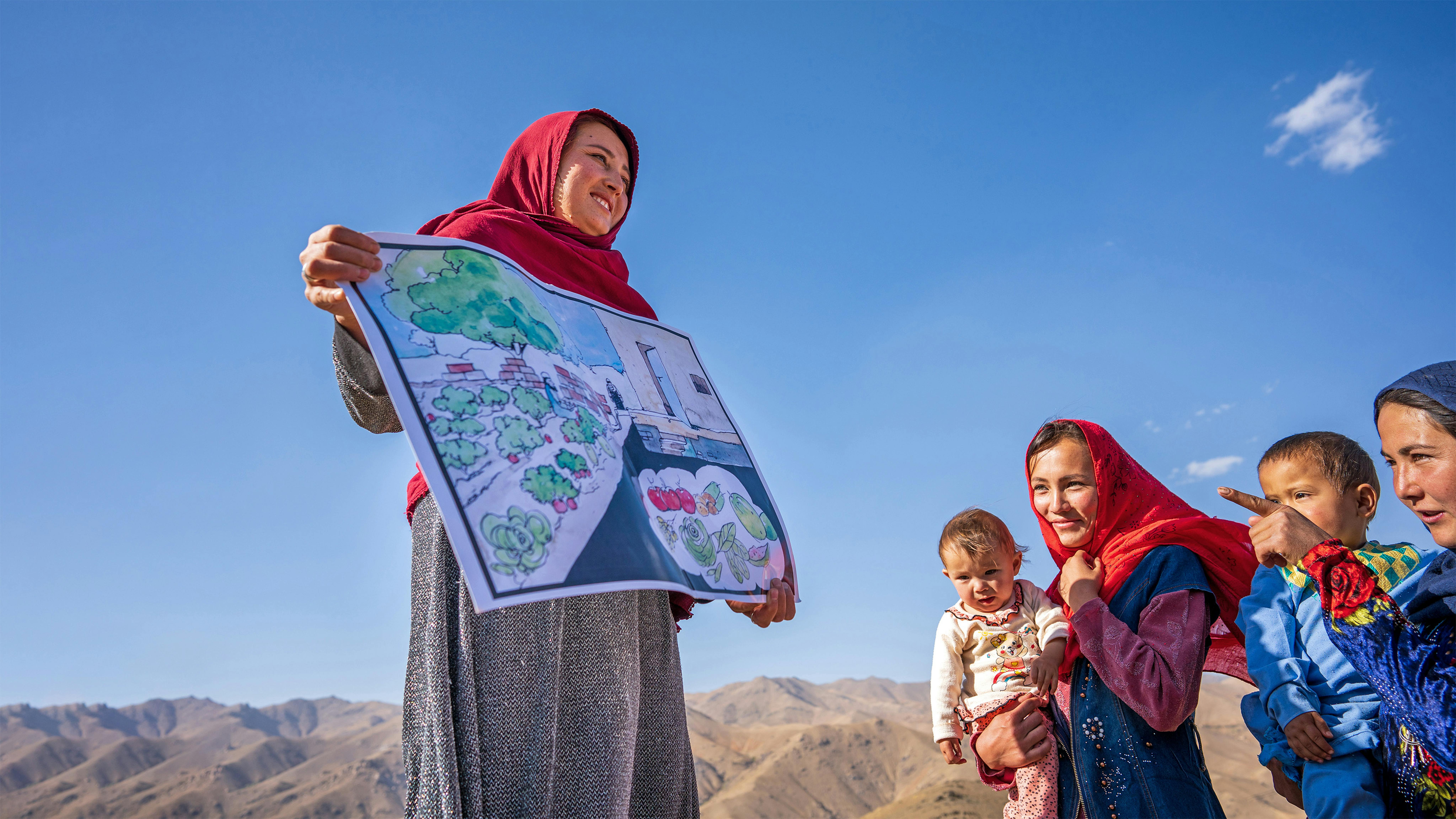 Afghanistan - Somaya, un operatore sanitario comunitario sostenuto dall'UNICEF, educa le madri sull'importanza di una buona alimentazione a Kitijik