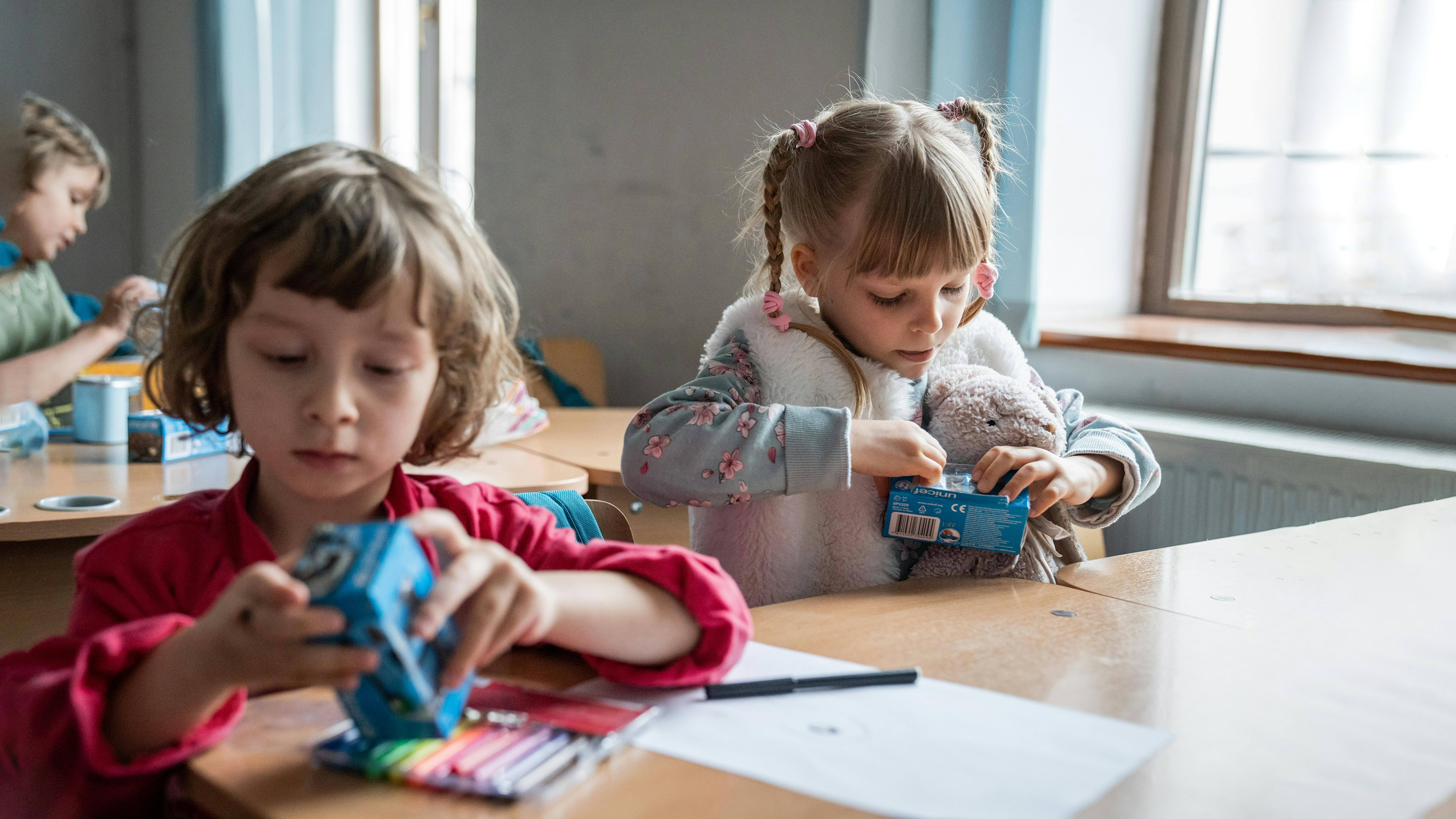 Romania - I bambini rifugiati ucraini hanno ricevuto macchinine giocattolo dall'UNICEF e stanno giocando con loro durante le vacanze scolastiche.