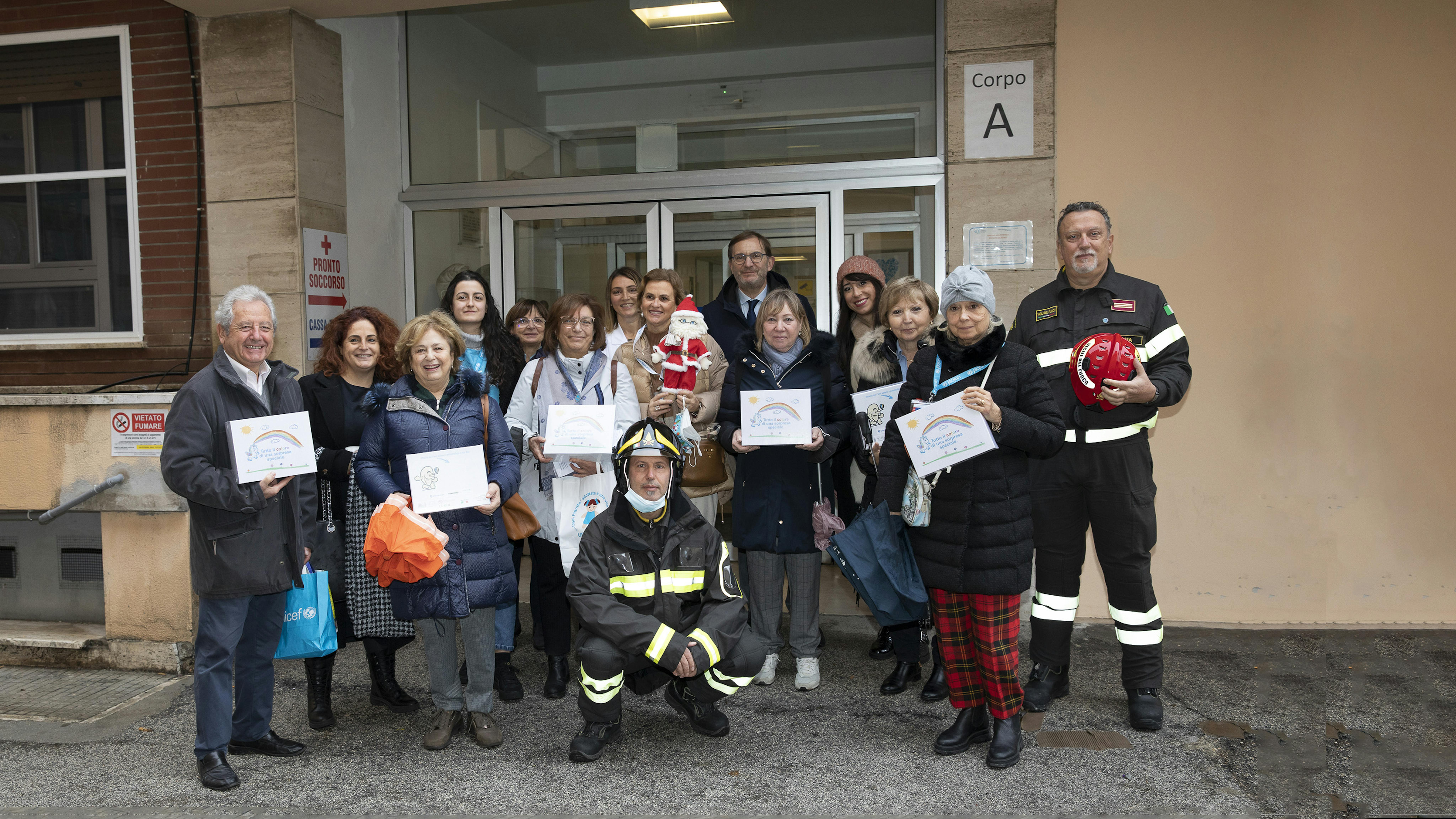 I viglili del fuoco con lo staff di Clementoni e UNICEF alla consegna del regalo sospeso all'Ospedale di Ancona