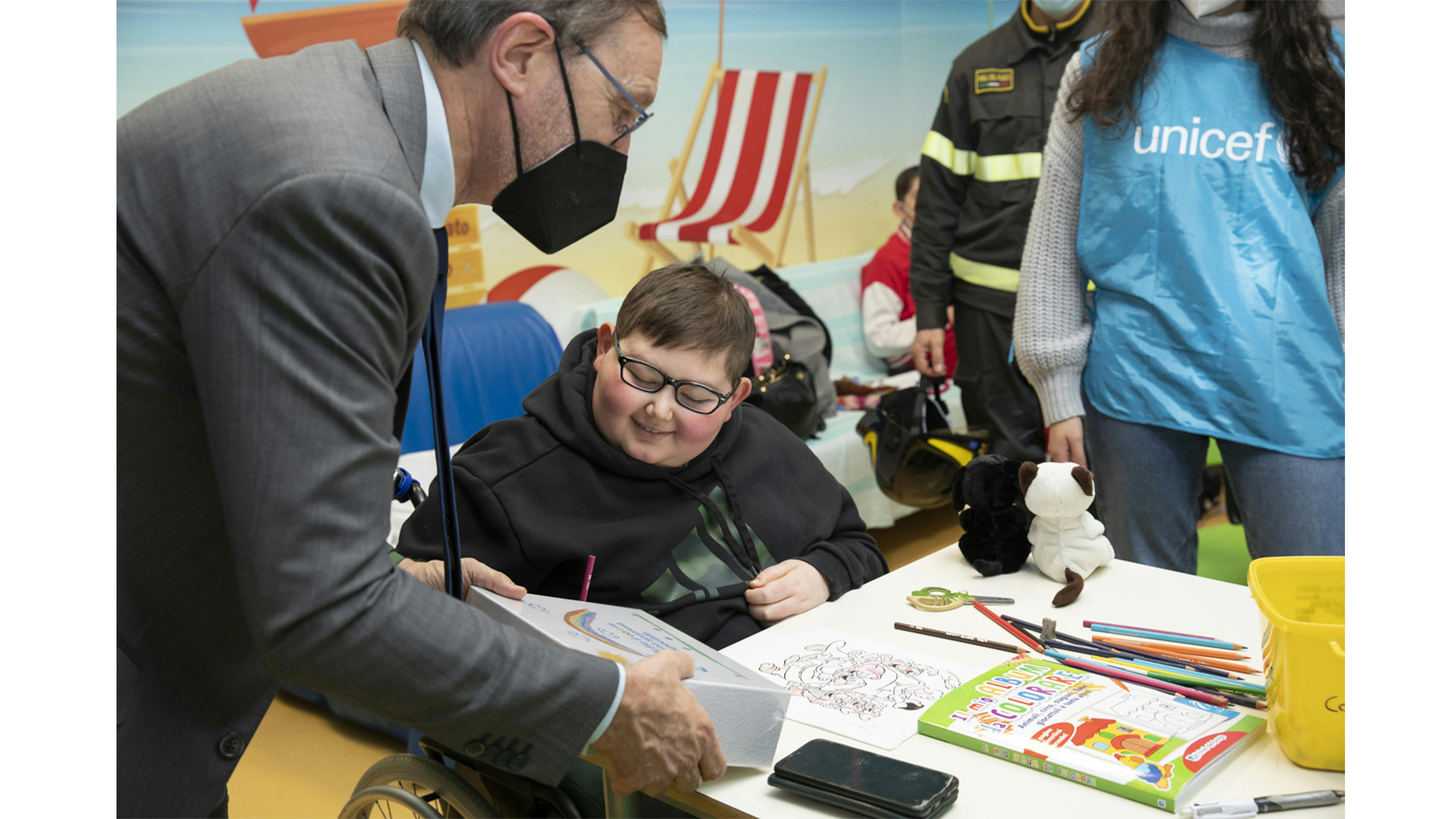 Ancona - Pierpaolo Clementoni consegna il regalo sospeso a un paziente dell'Ospedale Ancona - La consegna dei ragali sospesi ai pazienti dell'Ospedale Pediatrico ‘G. Salesi’