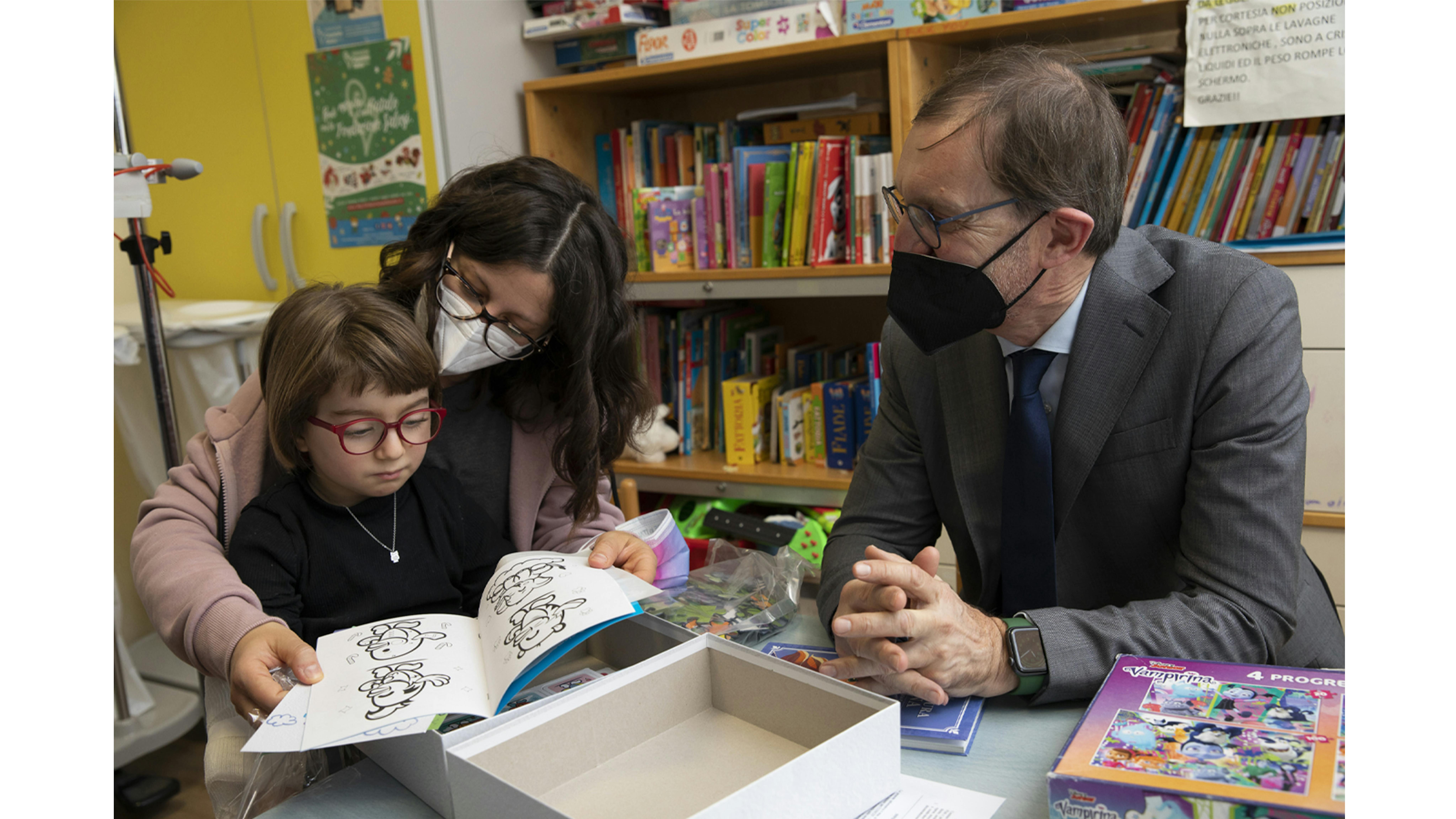 Ancona -  Pierpaolo Clementoni osserva un bambino con il  regalo sospeso nell'Ospedale Pediatrico Ancona - Pierpaolo Clementoni osserva  un bambino con il  regalo sospeso nell'Ospedale Ospedale Pediatrico ‘G. Salesi’