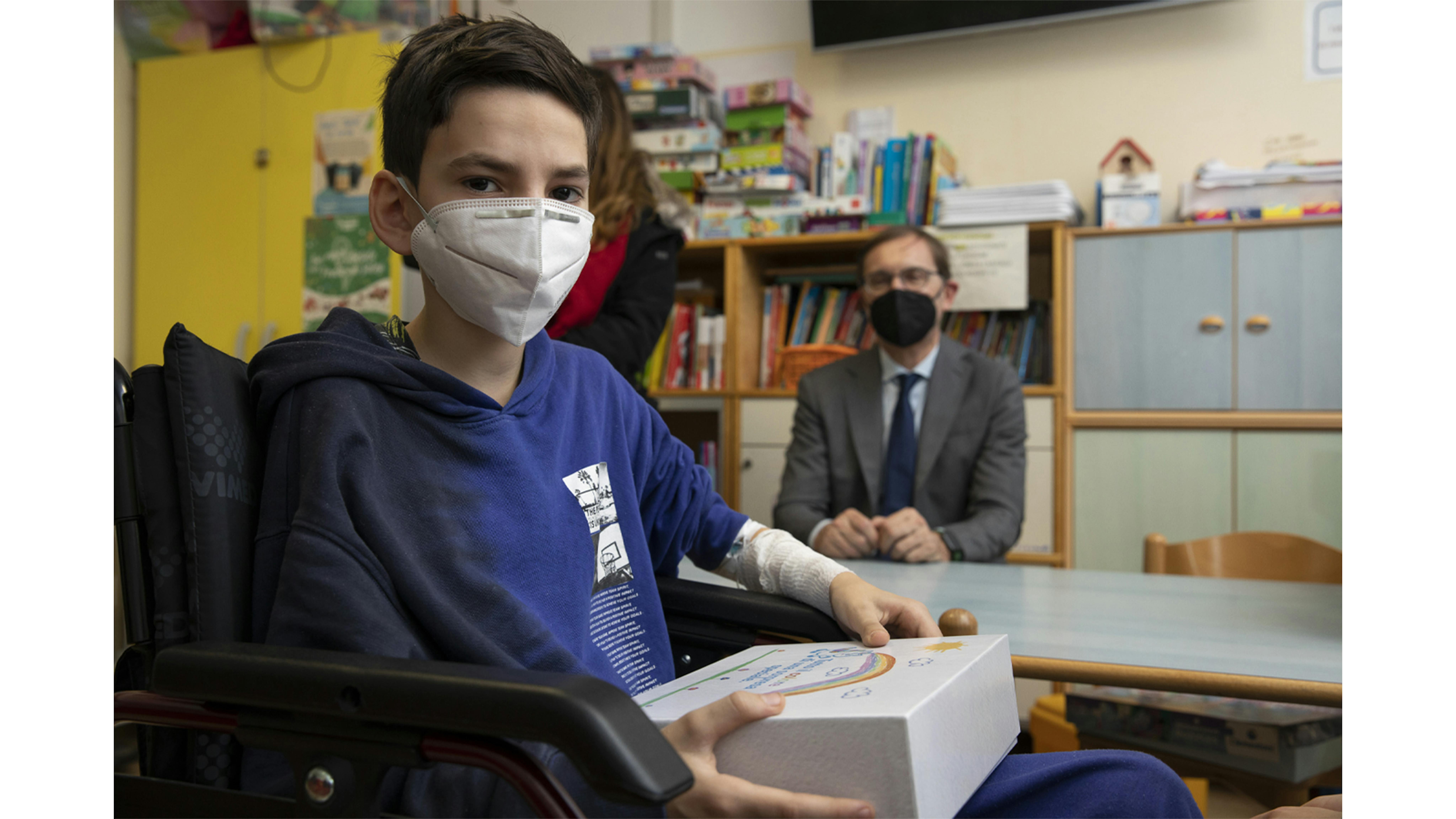 Ancona -  Pierpaolo Clementoni osserva un bambino con il  regalo sospeso nell'Ospedale Pediatrico Ancona - Pierpaolo Clementoni osserva  un bambino con il  regalo sospeso nell'Ospedale Ospedale Pediatrico ‘G. Salesi’