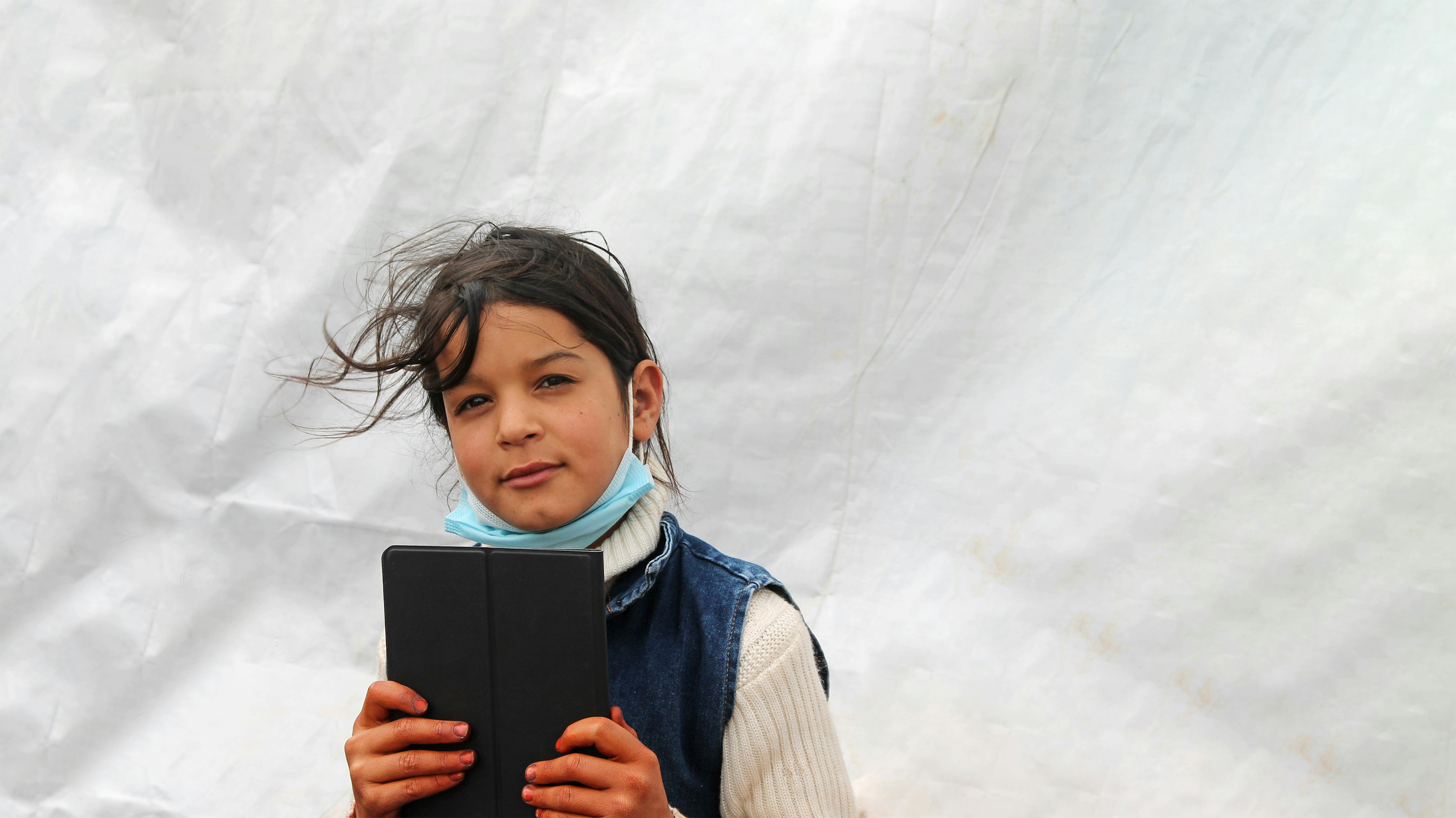 Giordania, i bambini rifugiati di un insediamento informale ricevono tablet per proseguire il loro apprendimento durante la pandemia di COVID-19