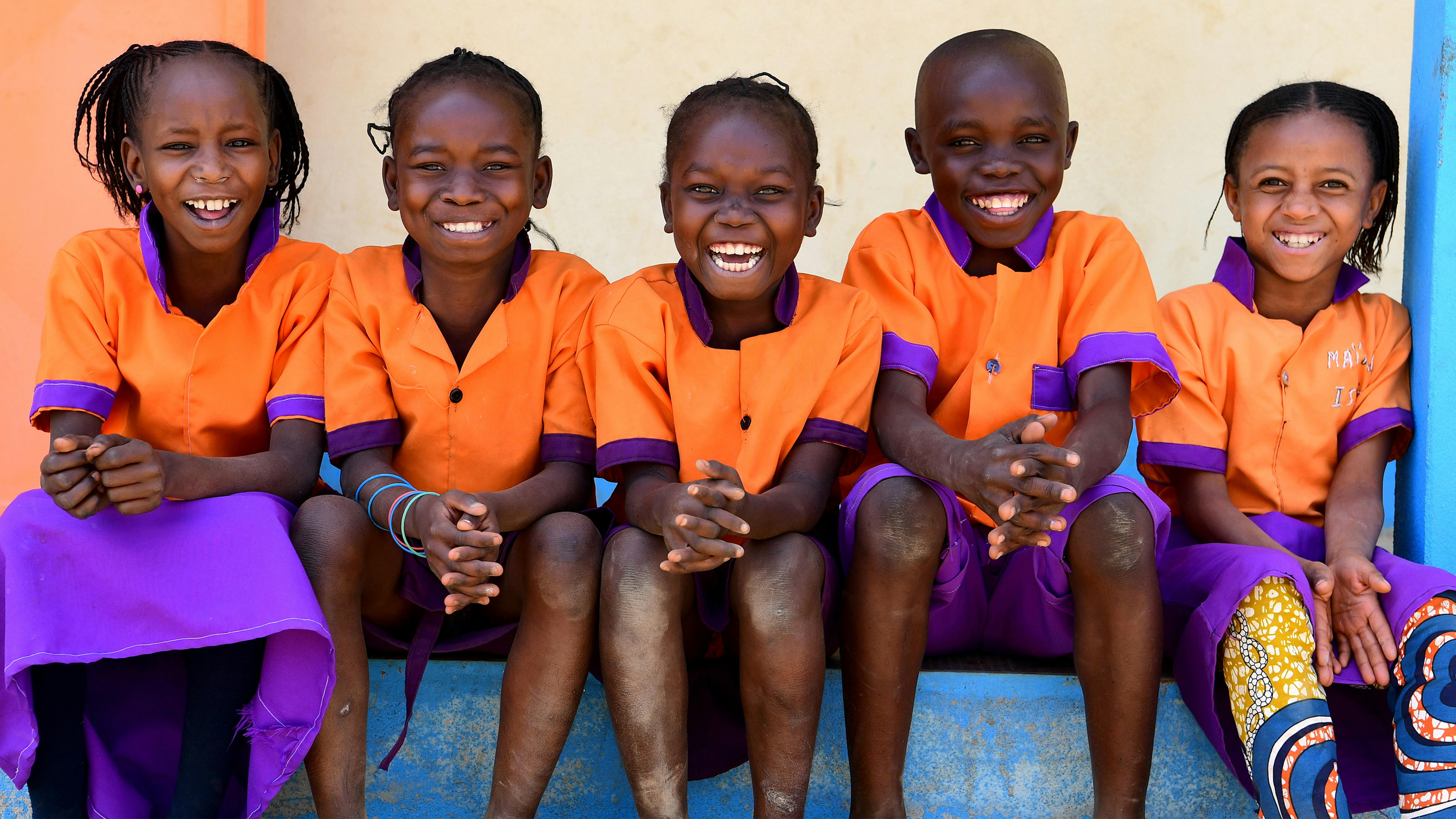 Camerun - un gruppo di studenti seduti nel cortile della loro scuola