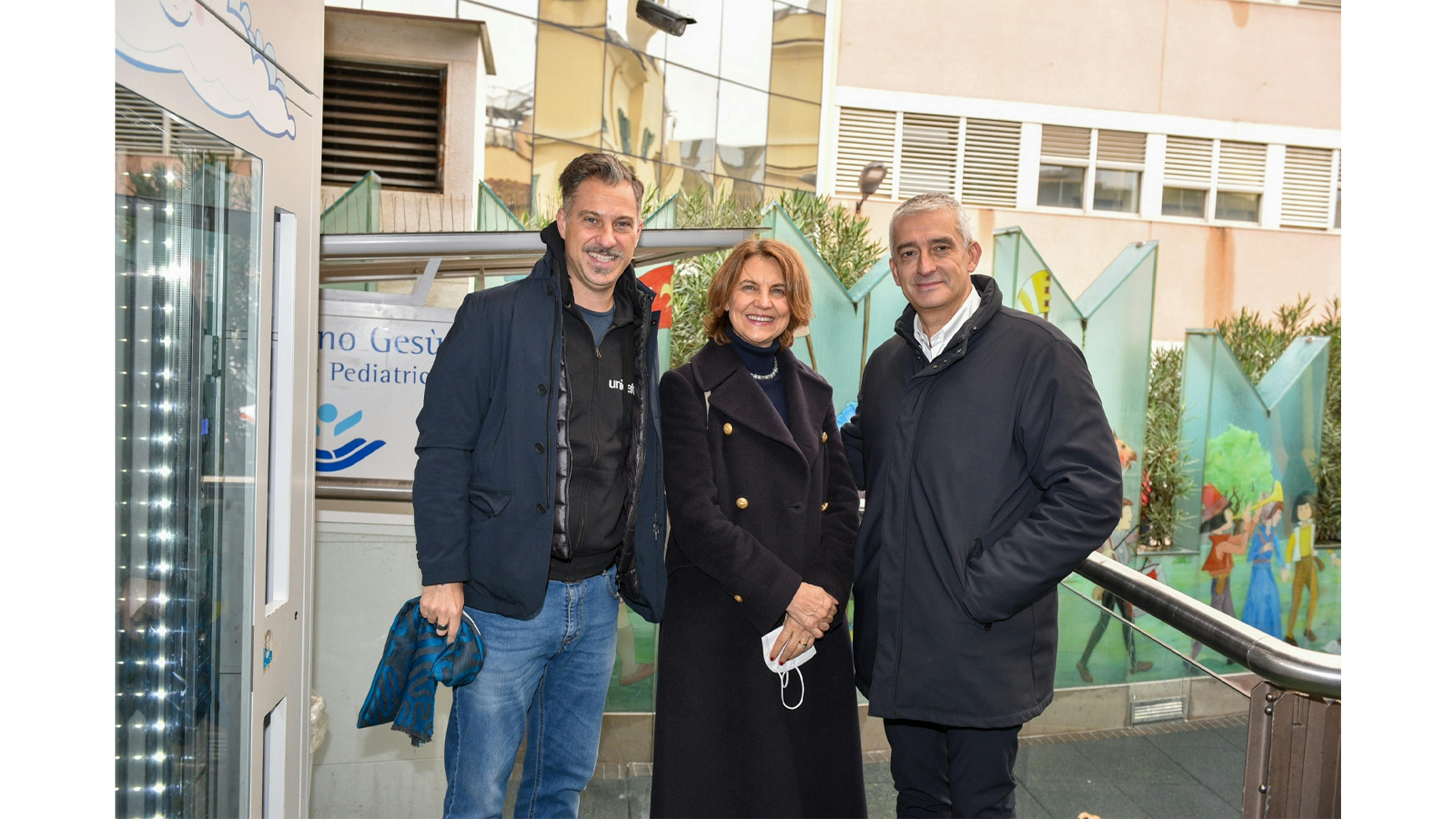 L'ambasciatore UNICEF Gabriele Corsi, Patrizia Clementoni e il DG di UNICEF Italia, Paolo Rozera, all'Ospedale Pedriatico Bambino Gesù
