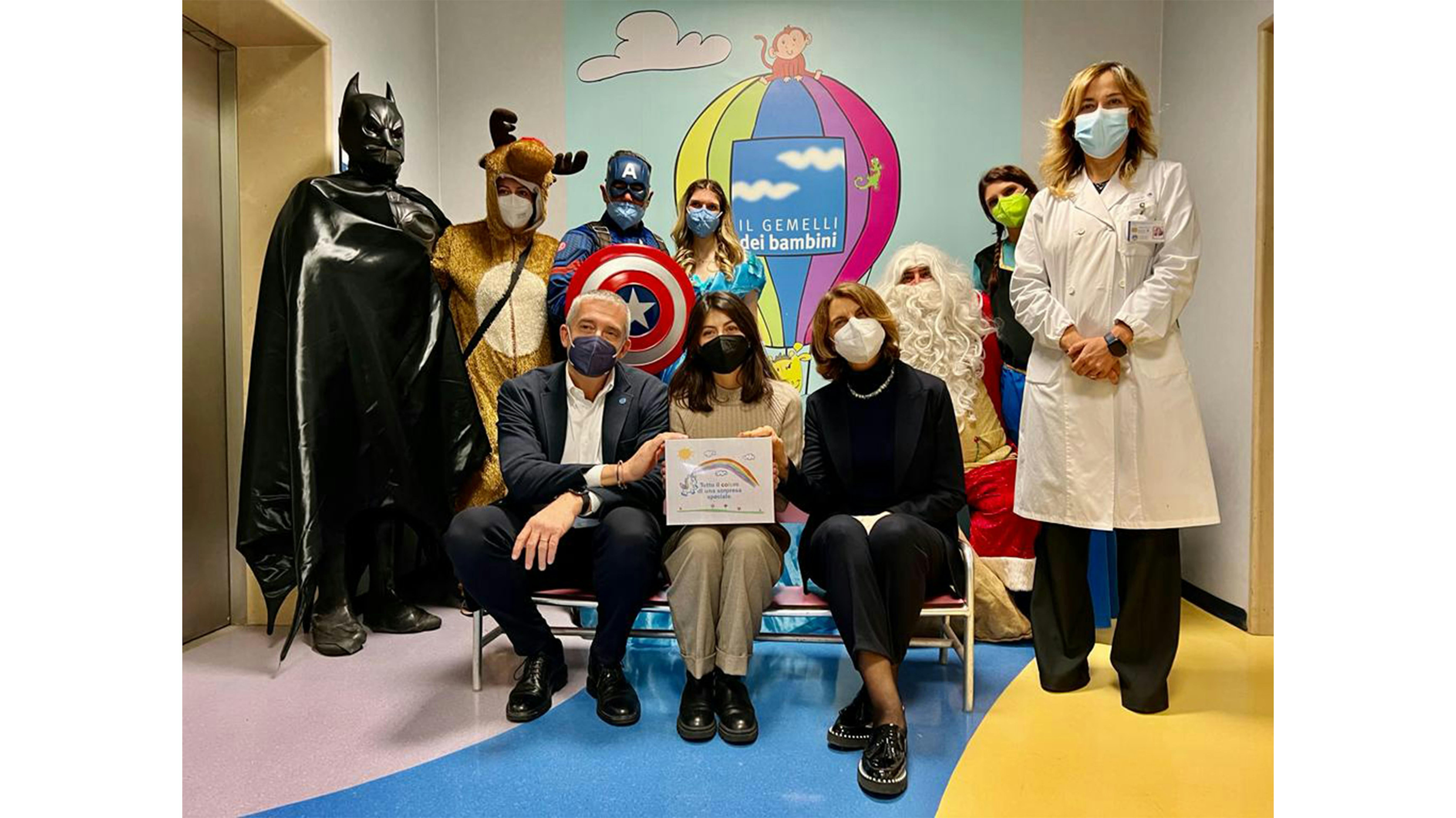 Il DG di UNICEF Italia Paolo Rozera, Patrizia Clementoni e l'Ambascatrice UNICEF Alessandra Mastronardi e mentre consegnano i "regali sospesi" al Policlinico Gemelli di Roma