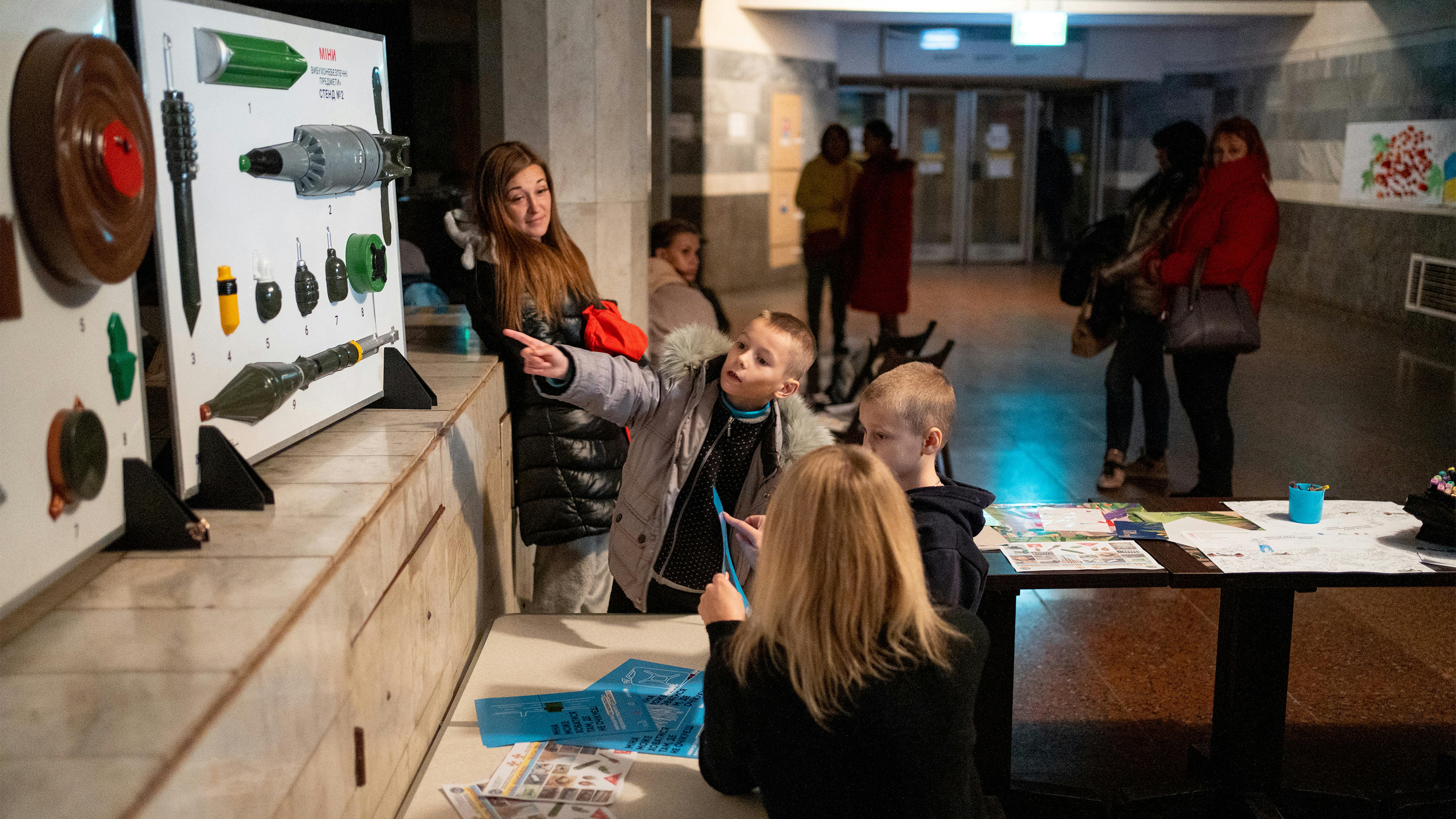 Ucraina - I bambini imparano a conoscere le armi esplosive in uno Spilno-spot in una stazione della metropolitana di Kharkiv.