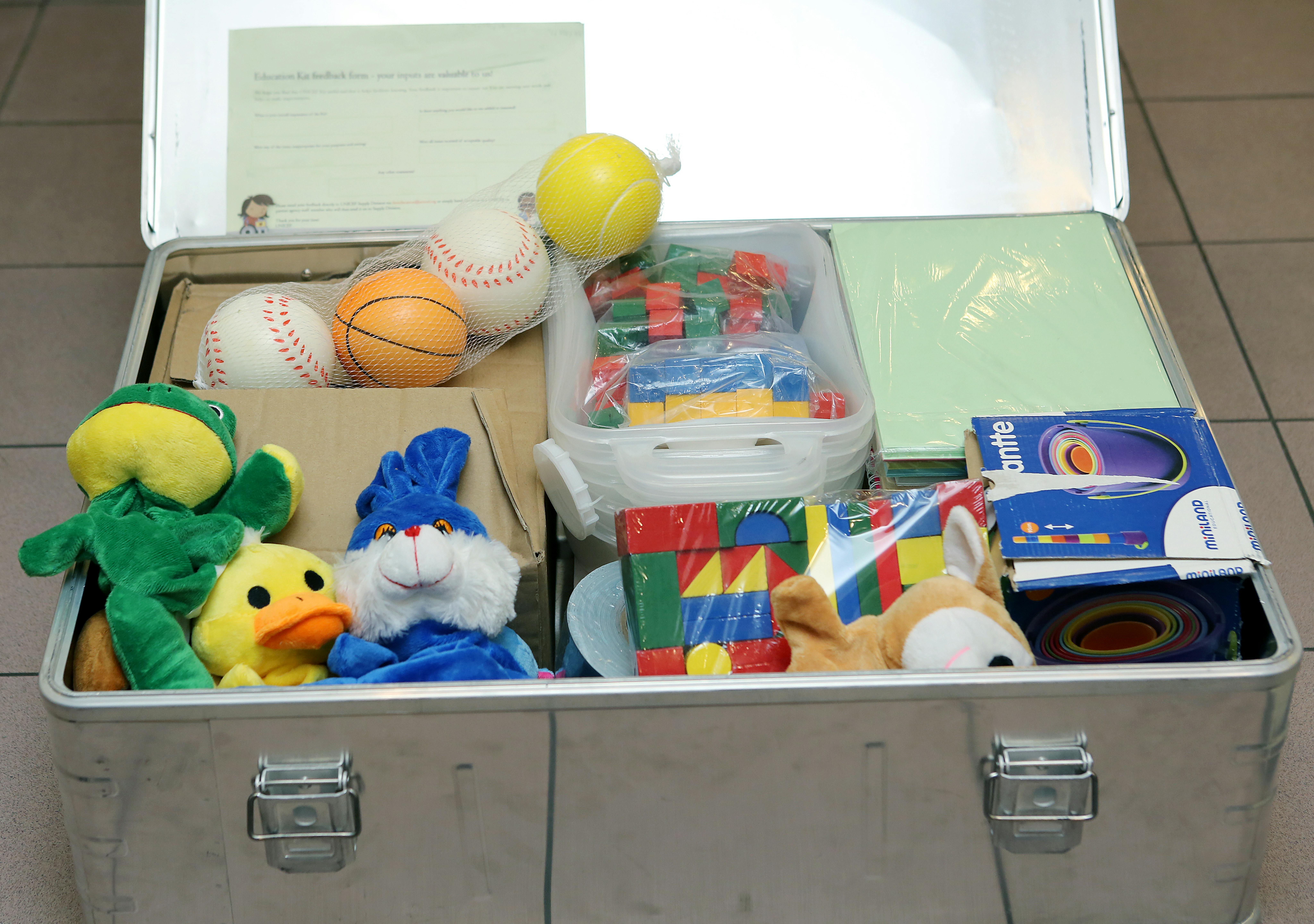 L'UNICEF ha consegnato kit School-in-a-Box a numerose scuole per aiutarle durante la sospensione scolastica causata dalla pandemia da Covid
