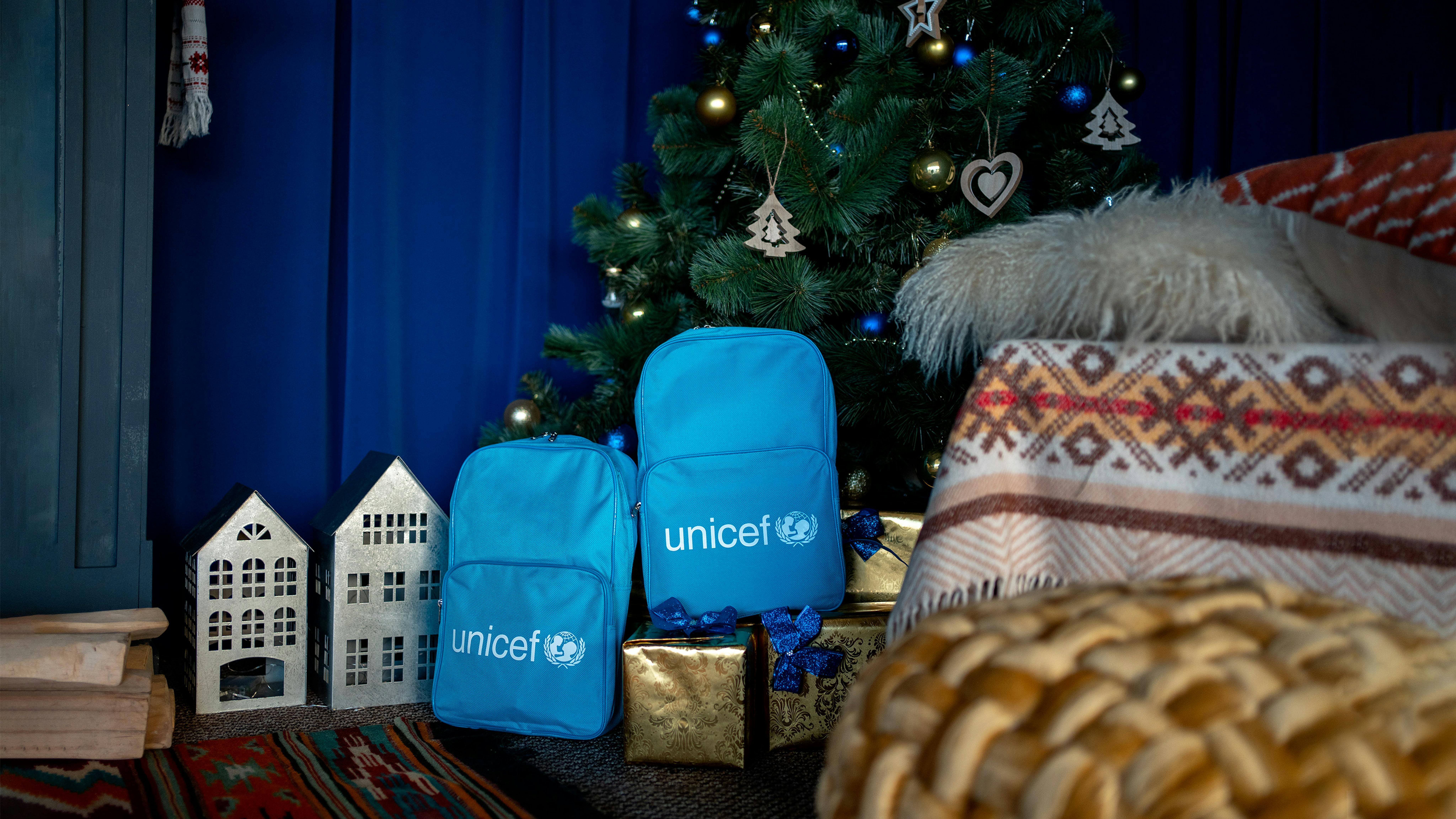 Ucraina - L'UNICEF ha contribuito all'iniziativa con circa 30.000 zaini e kit di cancelleria dell'UNICEF, a sostegno dell'istruzione e della salute mentale dei bambini.