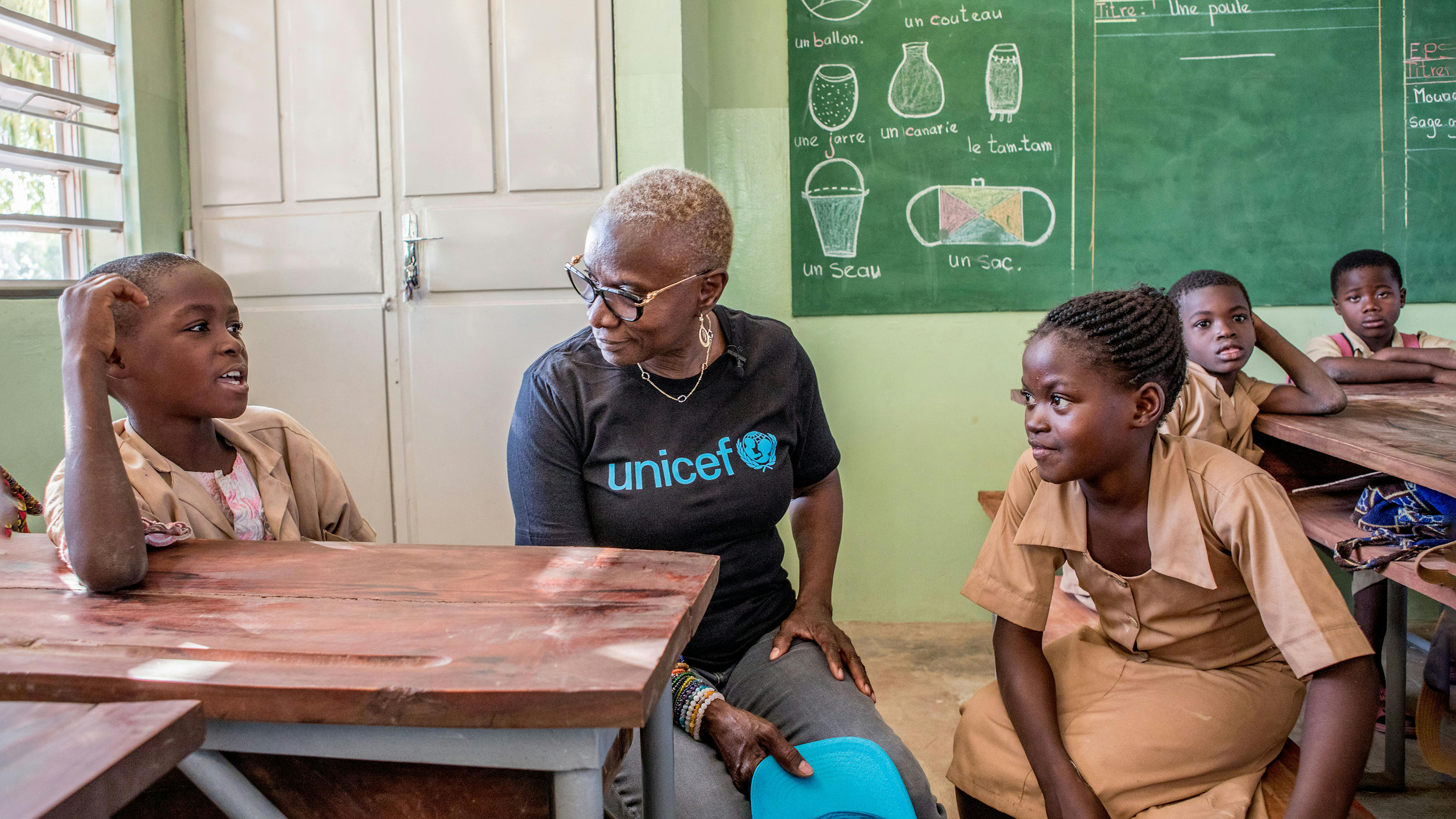 Benin, L'ambasciatrice dell'UNICEF Angélique Kidjo parla con i bambini durante la visita alla scuola elementare di Tchoutchoubou a Tanguiéta.