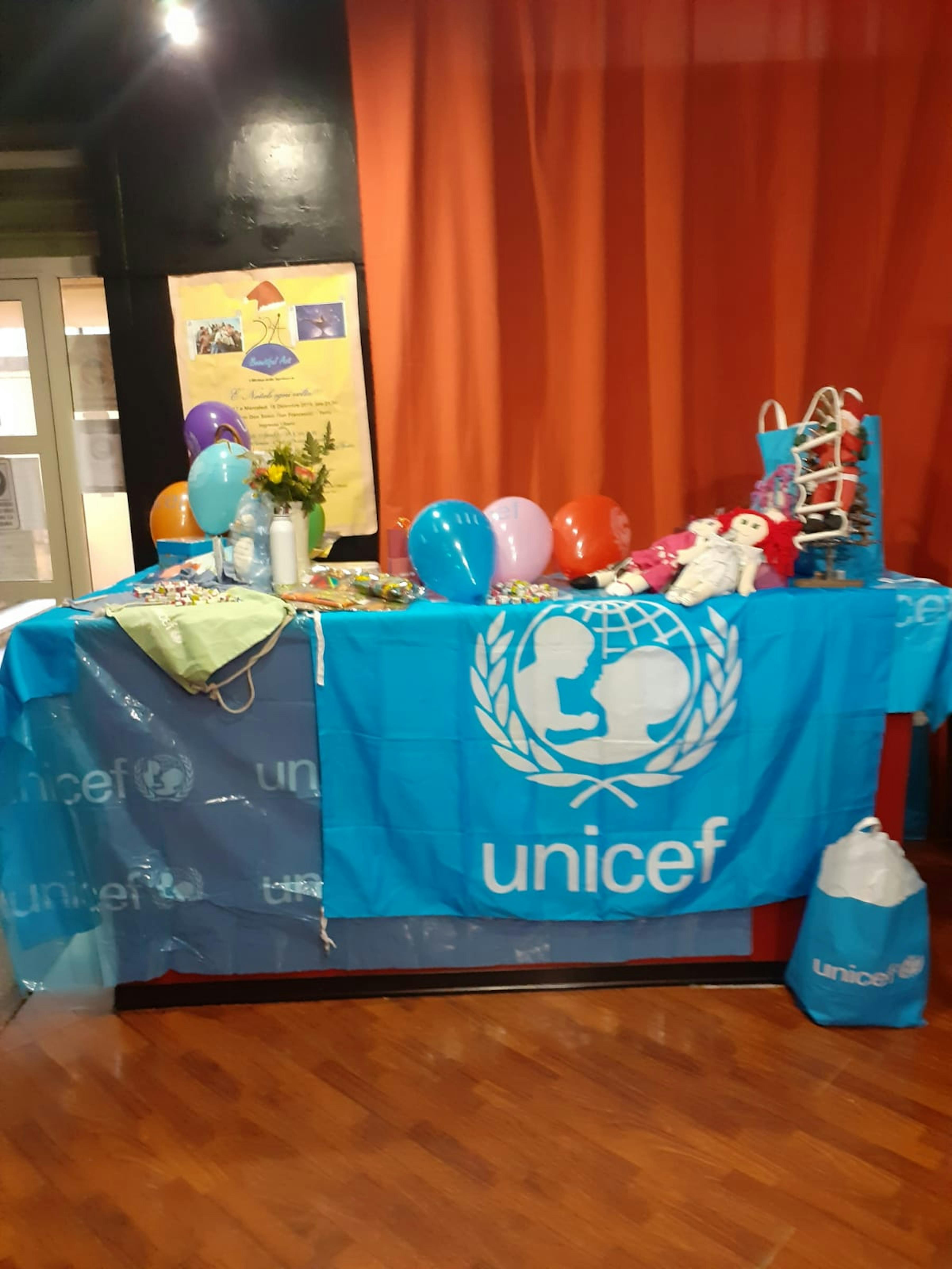 banchetto con i gadget UNICEF