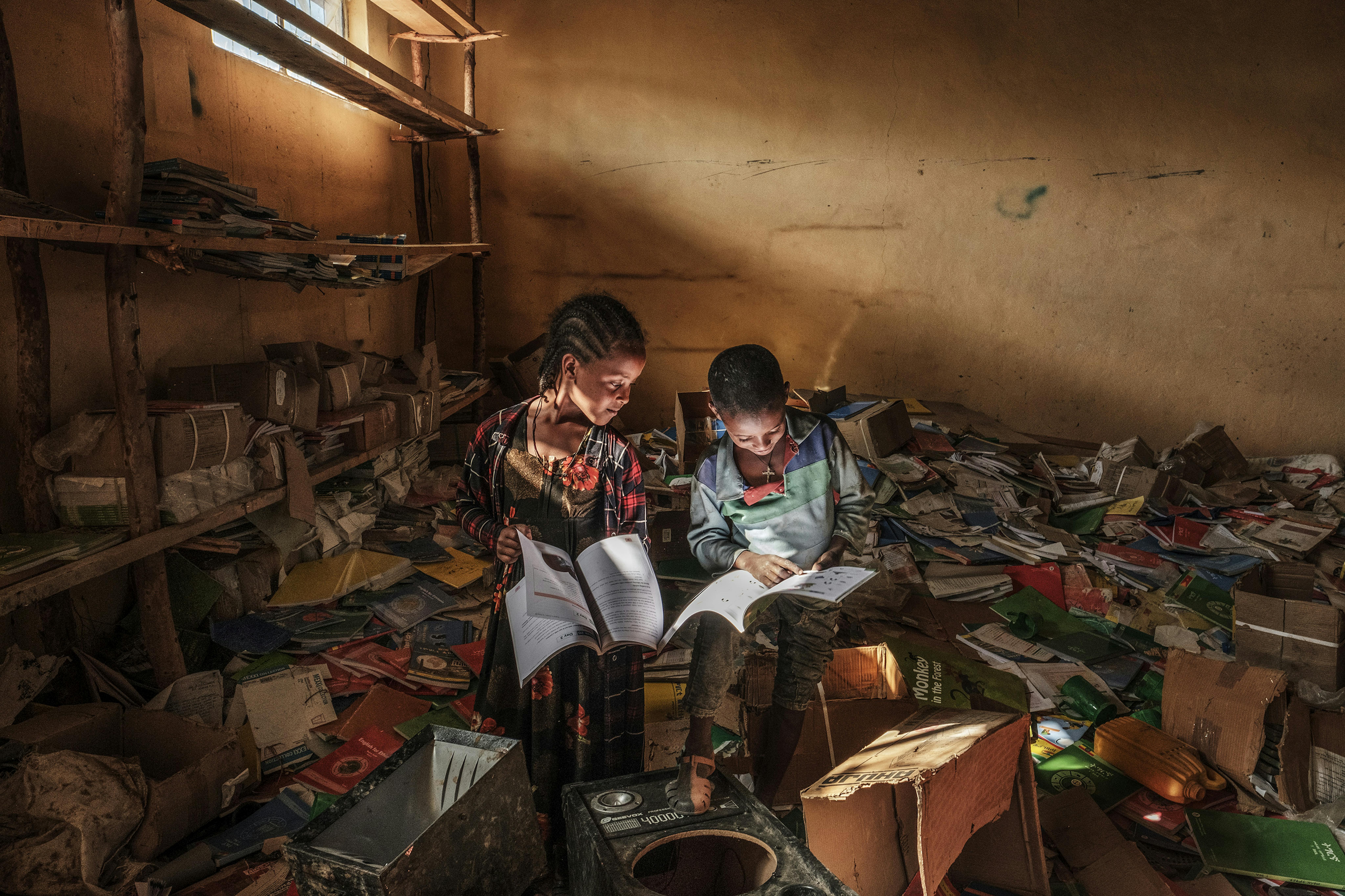 © Eduardo Soteras, Argentina, AFP - Bambini immersi nella lettura mentre sono rifugiati nella biblioteca di una scuola elementare danneggiata durante i combattimenti scoppiati nella regione etiope del Tigray, nel villaggio di Bisober, il 9 dicembre 2020.