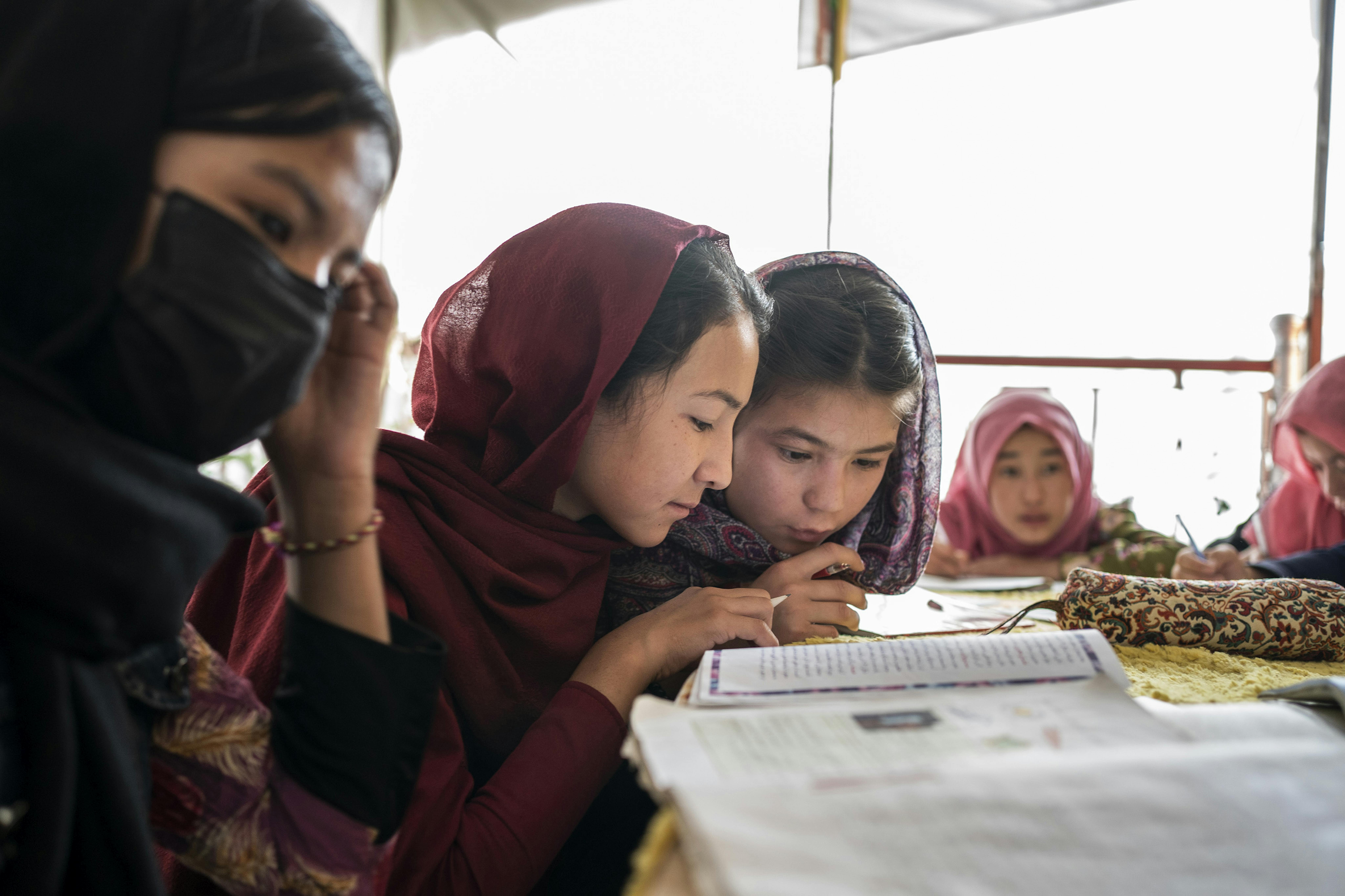 © Daniel Pilar, Germany, FAZ, Agency laif -Una scuola segreta per ragazze nella capitale afghana di Kabul