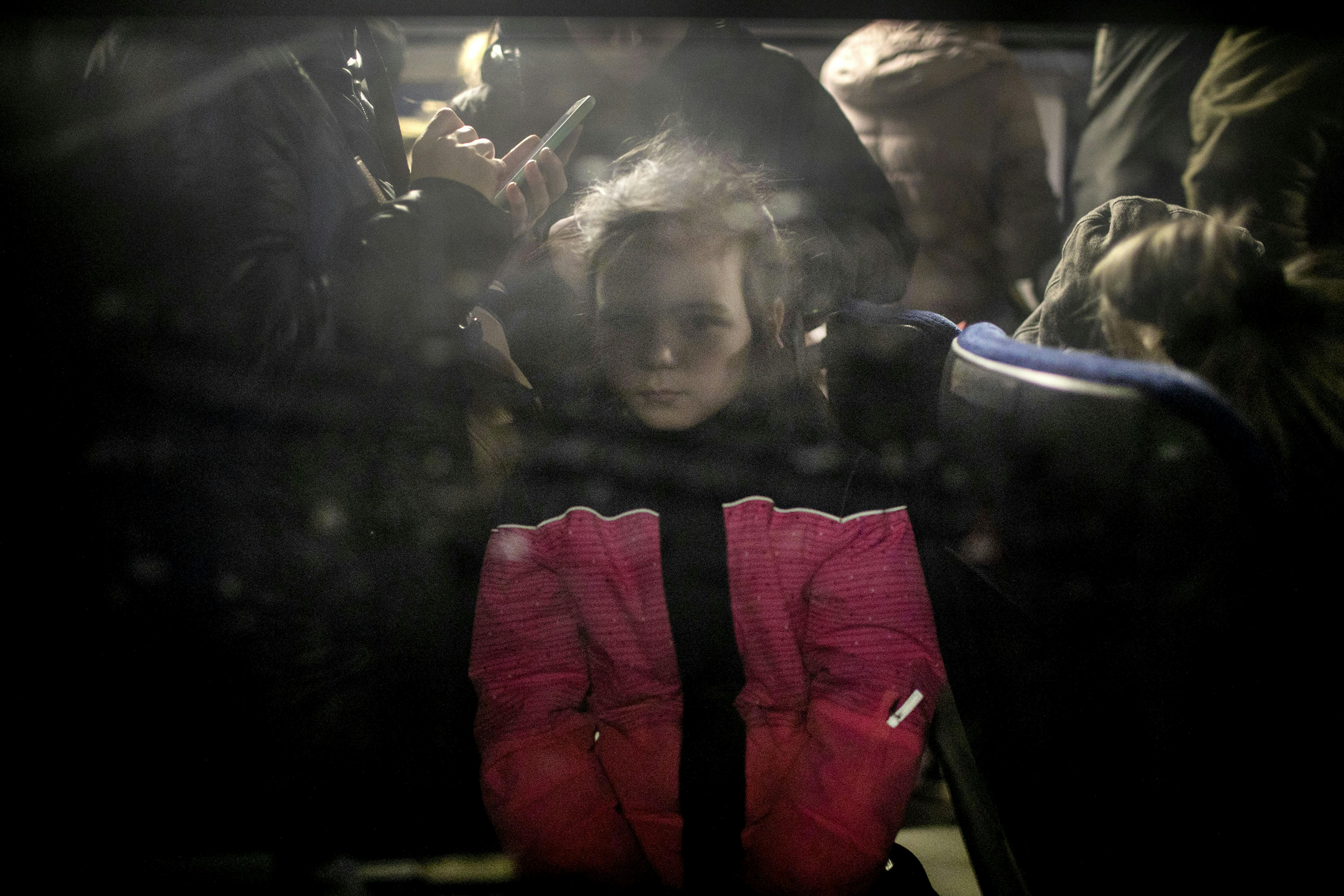 © Amnon Gutman, Romania - Corri per la tua vita: nello sguardo di una bambina in giacca a vento, smarrita eppure forte, si vede tutto ciò che la guerra fa ai bambini: in questo caso dell'Ucraina