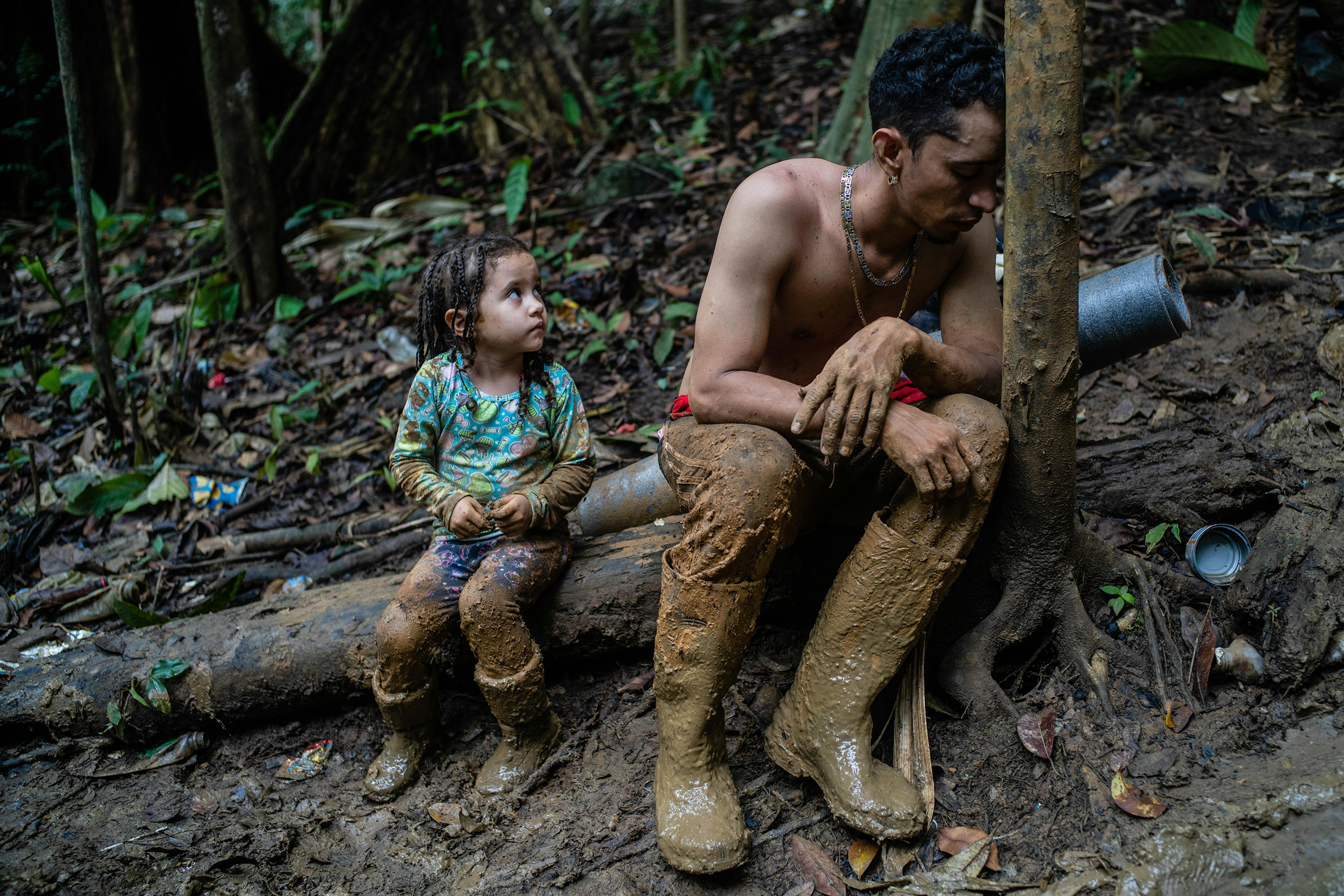 © Federico Rios, Colombia, NY Times - Inferno verde (Colombia): Ci vogliono almeno nove giorni per attraversare questo inferno verde, il Darien Gap, fino al primo accampamento dall'altra parte a Panama. Escobar incontrava regolarmente bambini, alcuni avevano ancora la forza di confortare i genitori