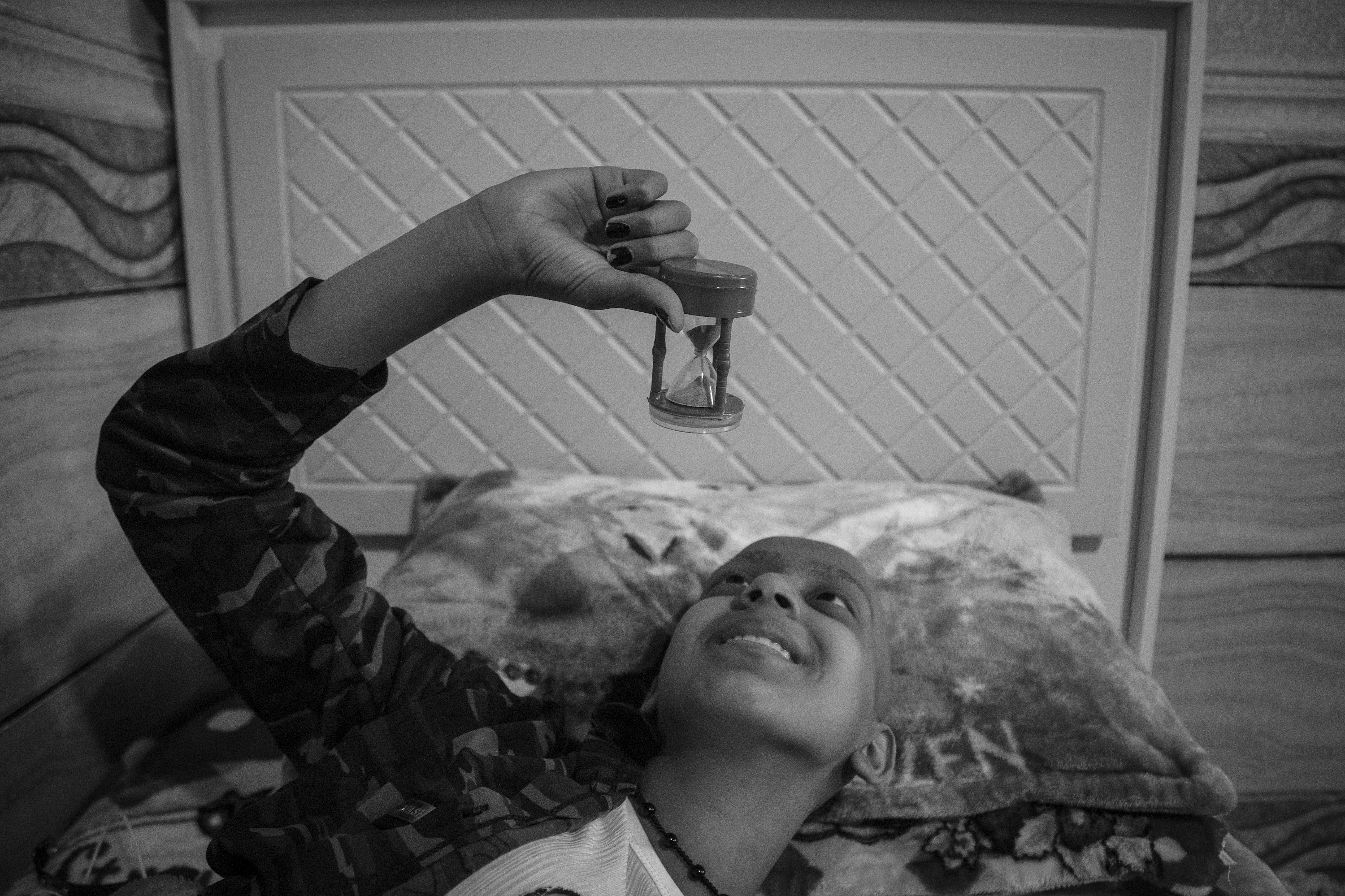 © Shayan Haji Najaf, Iran, Agency ISNA -Due ali di farfalla (Iran) - Zahra aveva un sogno: essere leggera come una farfalla, volare. Il suo sogno non si avvererà più. Zahra è morta all'età di 13 anni. Ha trascorso gli ultimi tre anni della sua vita combattendo coraggiosamente contro il cancro alle ossa. Secondo l'Iranian Pediatric Blood and Cancer Association, ogni anno in Iran viene diagnosticato il cancro a 2500 bambini di età inferiore ai 15 anni.